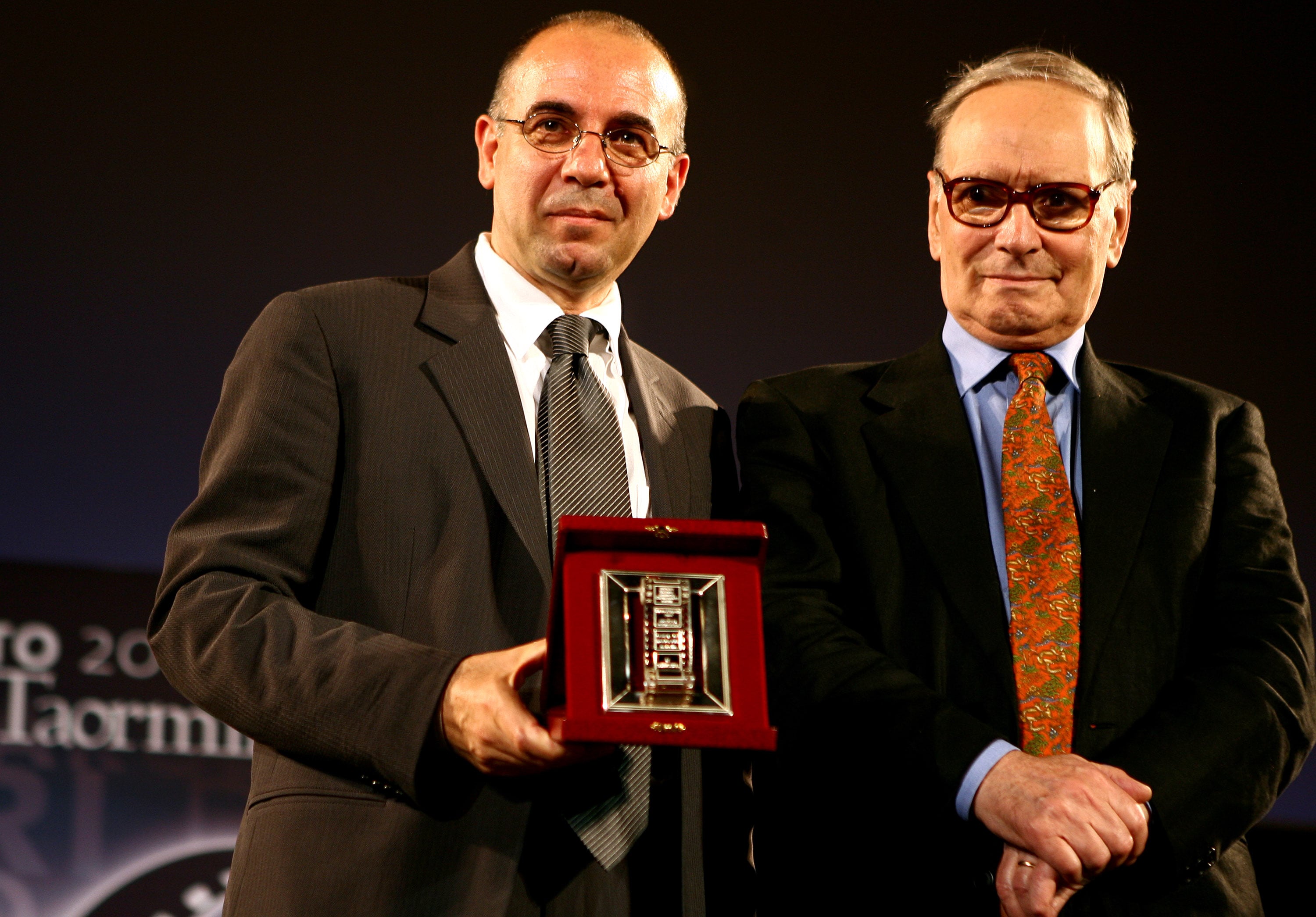 Nastro d'Argento 2007. Giuseppe Tornatore vince come regista del miglior film italiano per "La sconosciuta". Accanto a lui il compositore Ennio Morricone