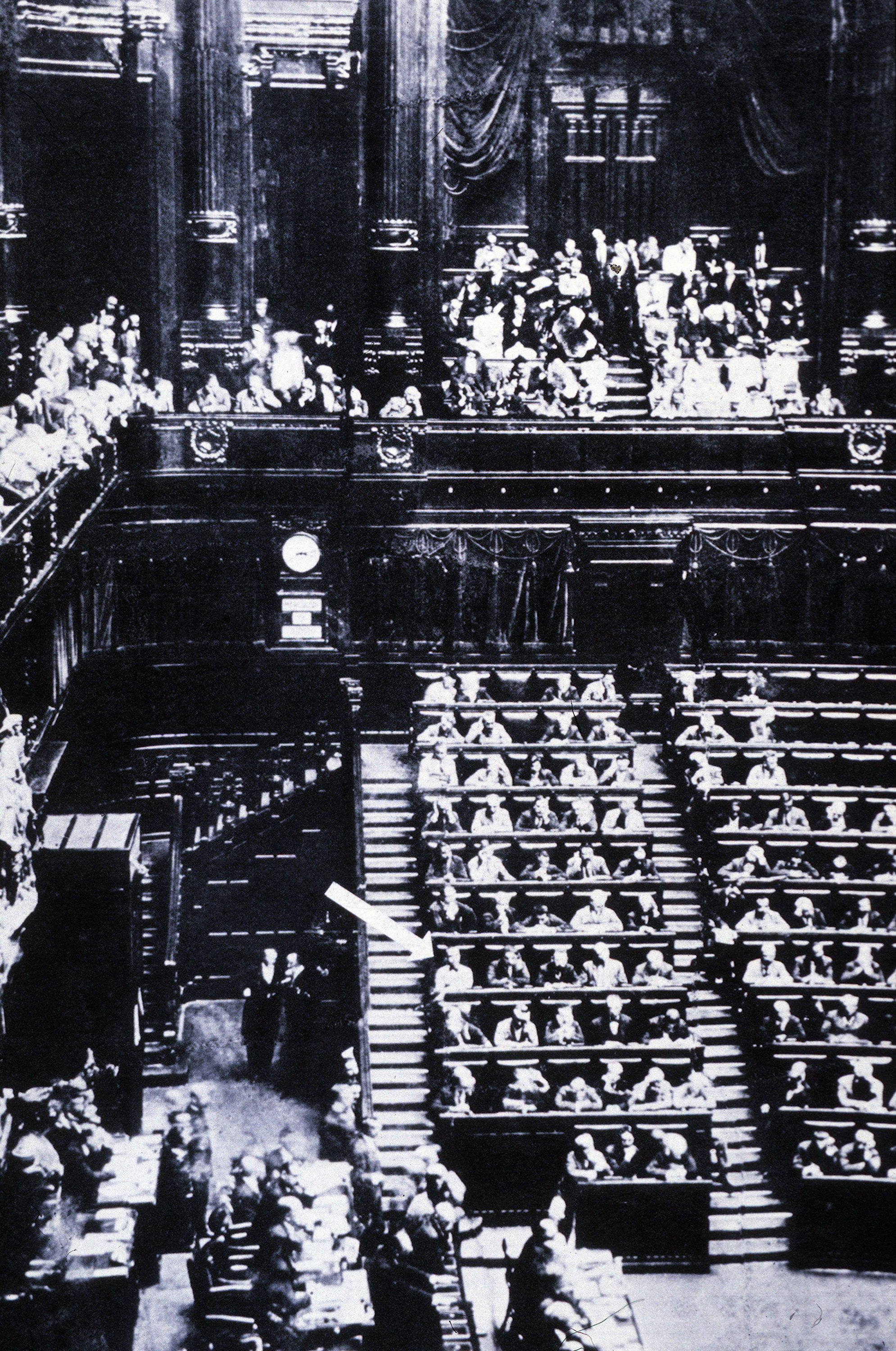 La freccia sulla sinistra indica l'onorevole Giacomo Matteotti in aula alla Camera dei Deputati. Il 30 maggio 1924 tiene il famoso discorso con il quale denuncia le violenze e i brogli commessi dai fascisti nella recente campagna elettorale