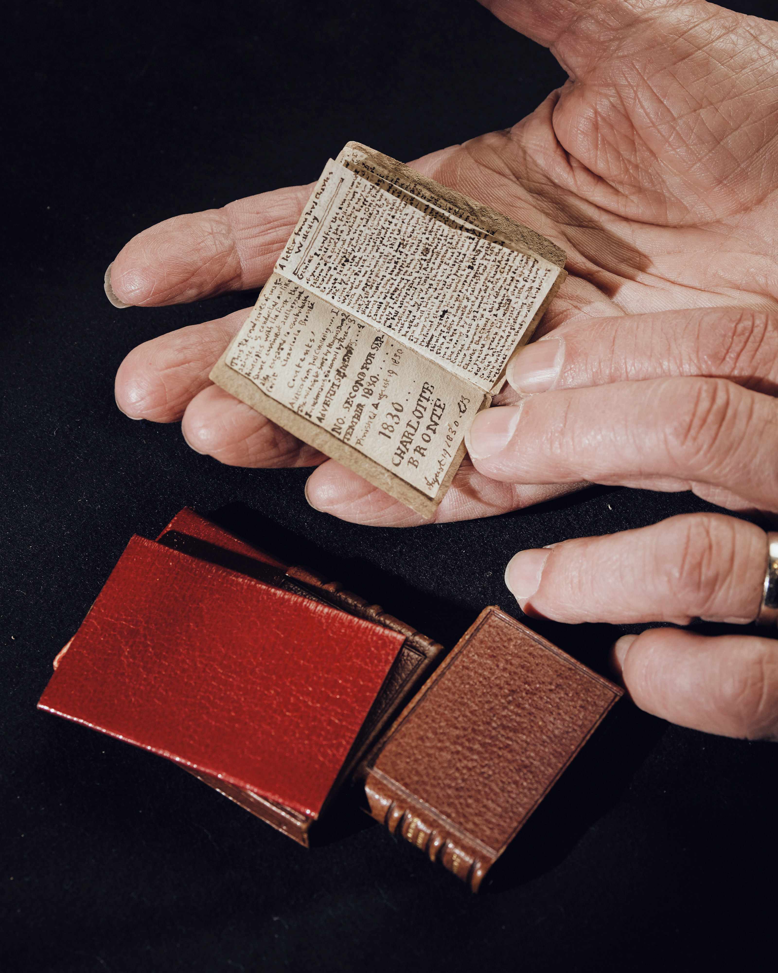 Manoscritto di un libriccino in miniatura scritto a mano da Charlotte Bronte all’età di 14 anni nel 1830.