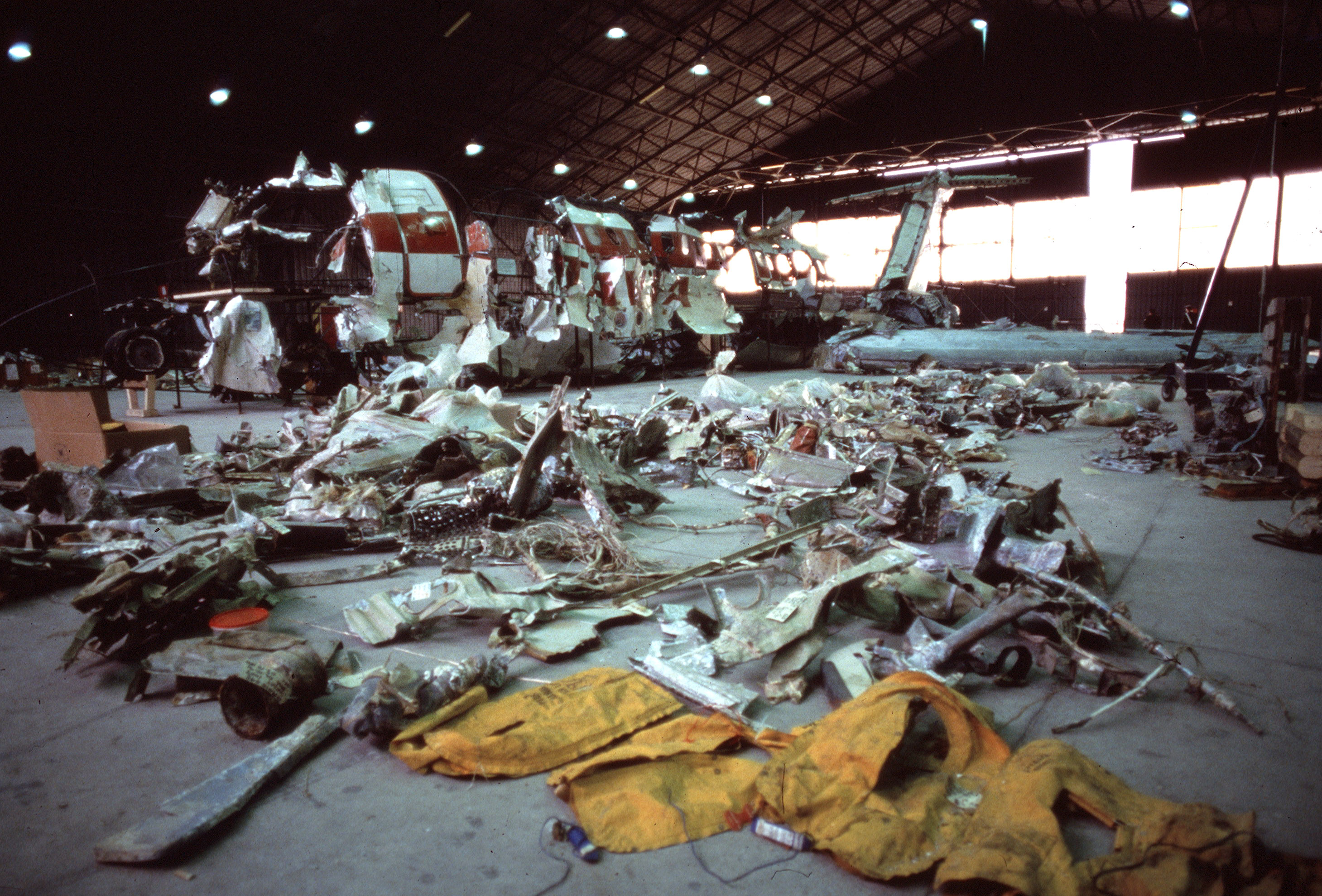 Tra i resti del DC9 si possono notare alcuni giubbetti di salvataggio appartenuti ad alcuni passeggeri del volo