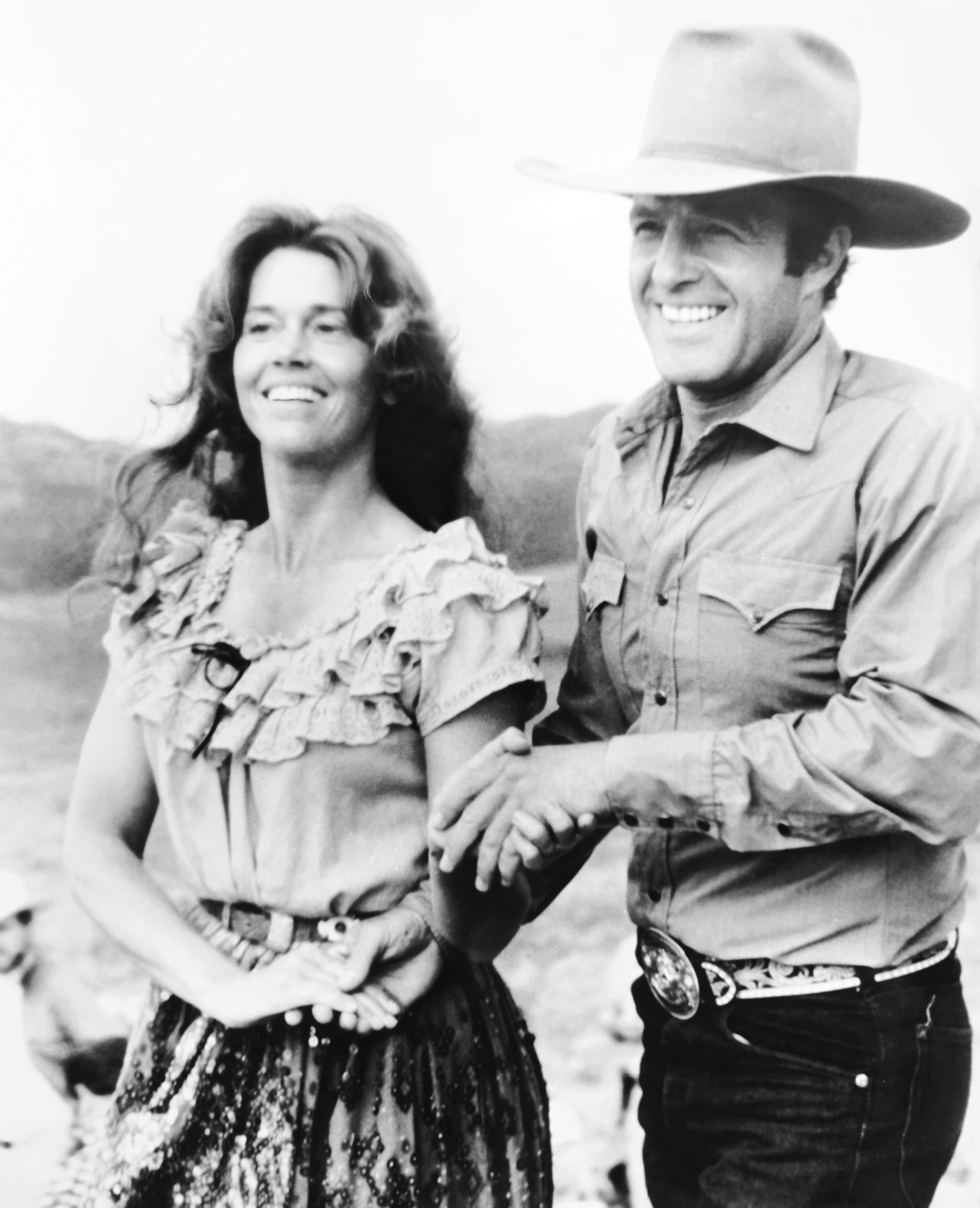 James Caan con Jane Fonda nel 1978 sul set del film "Arriva un cavaliere libero e selvaggio" del regista Alan J. Pakula