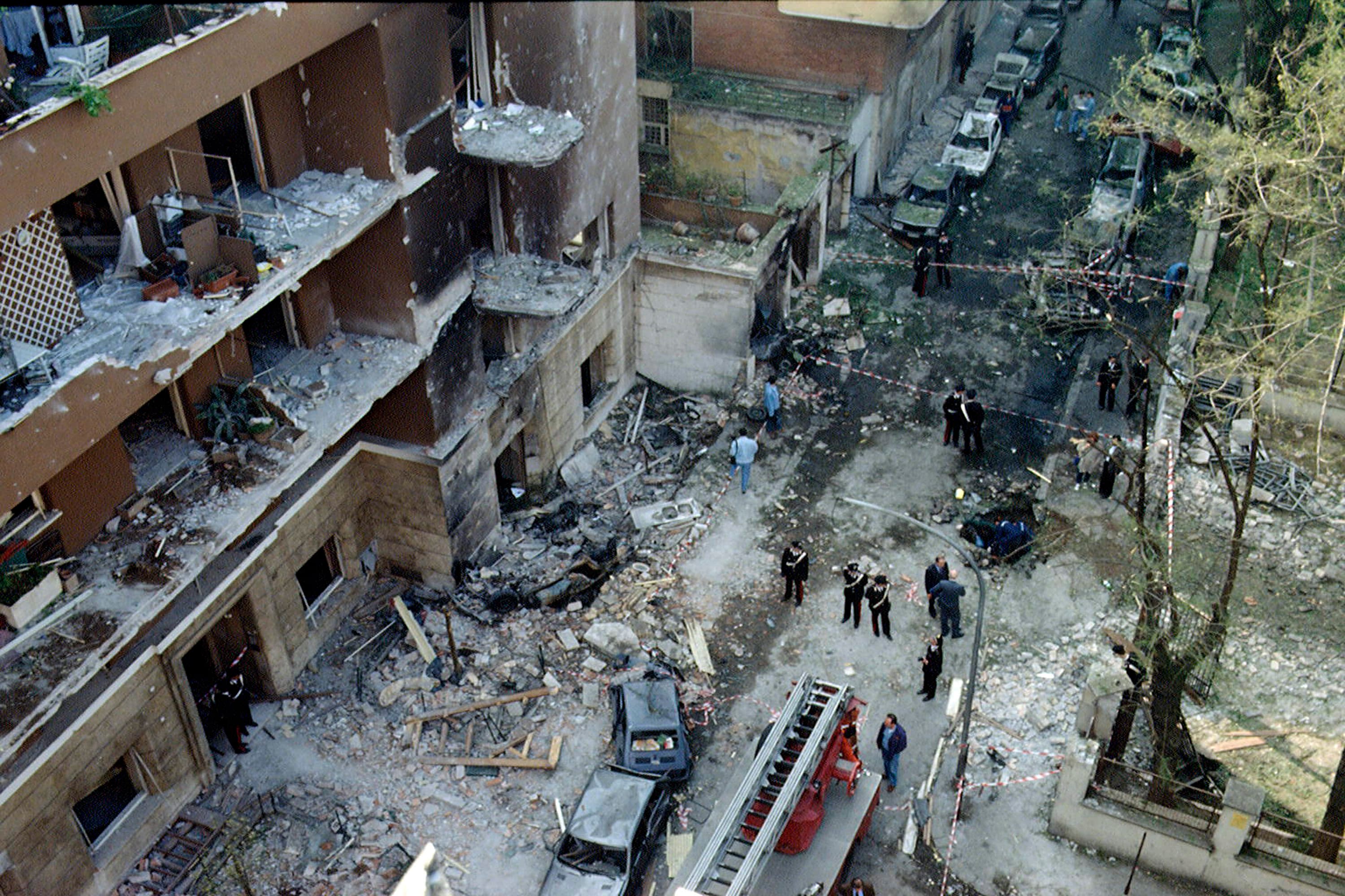 Una prospettiva di Via D'Amelio dall'alto il giorno dopo l'attentato mafioso che ha ucciso il giudice antimafia italiano Paolo Borsellino e cinque membri della sua scorta di polizia