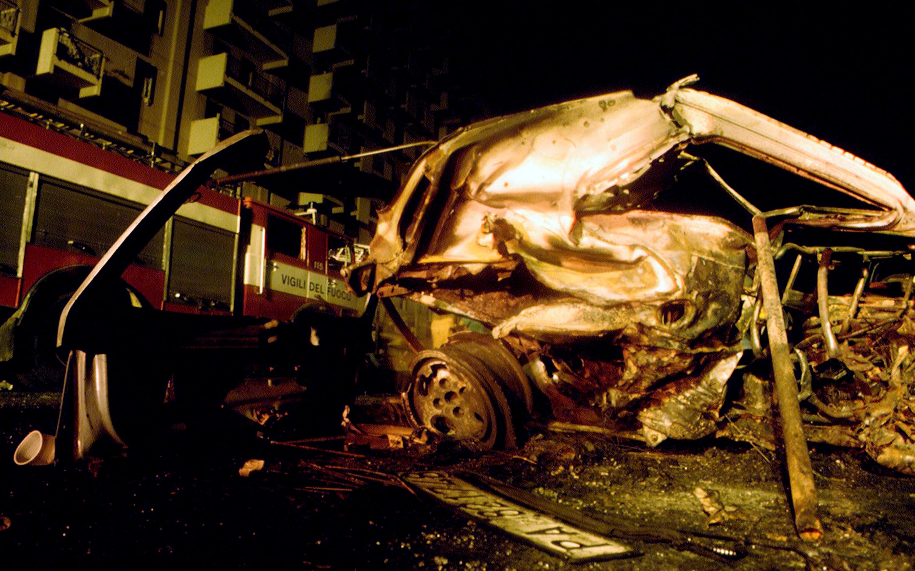 I resti di un'automobile colpita dall'esplosione in via d'Amelio