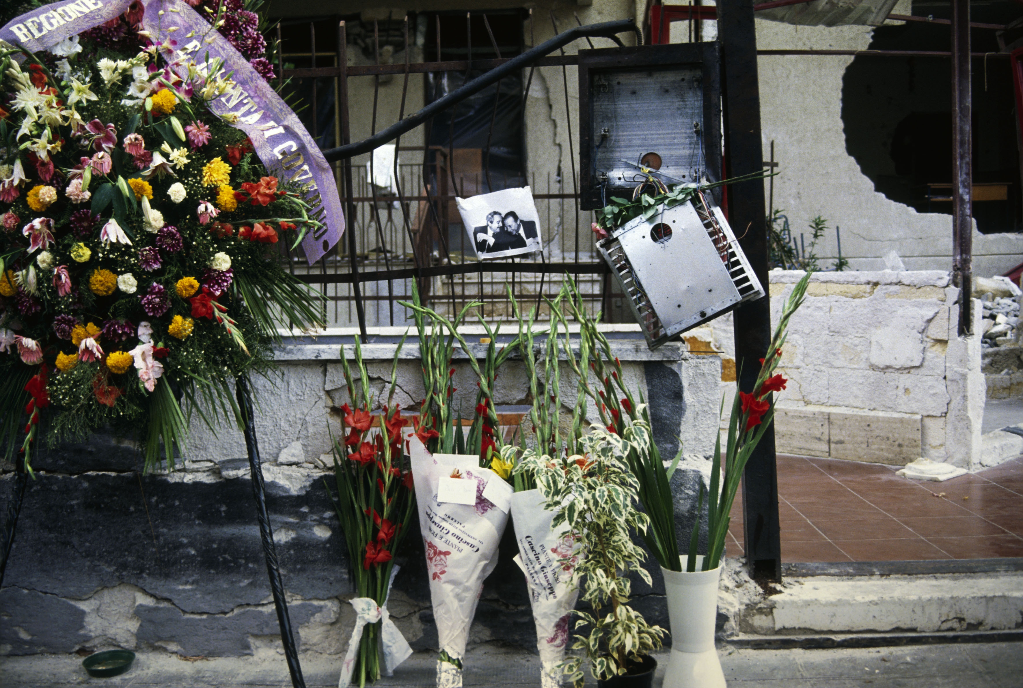 Alcuni mazzi di fiori lasciati in via d'Amelio il giorno dopo l'attentato