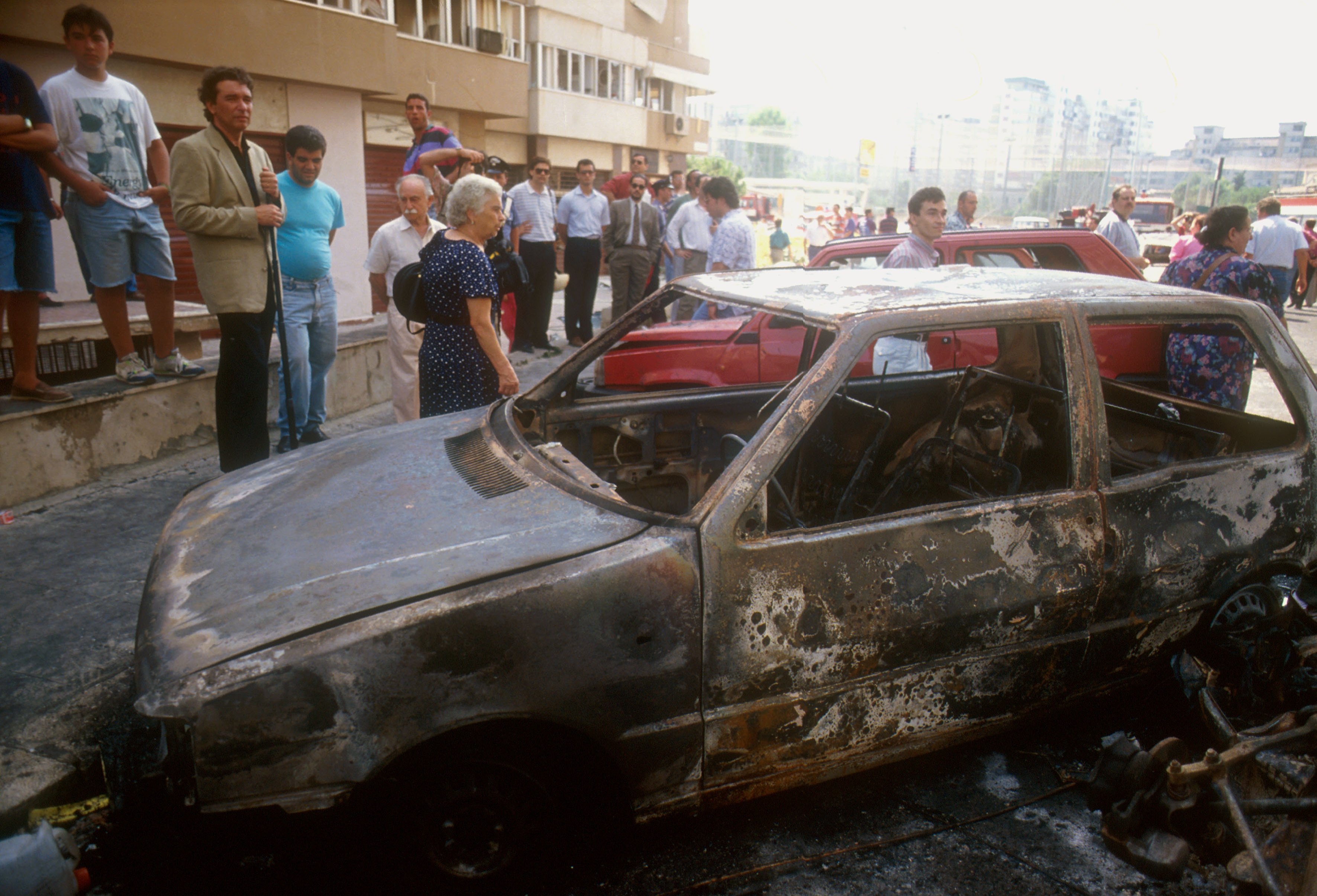 Il giorno dopo l'attentato, una delle macchine bruciate in seguito all'esplosione