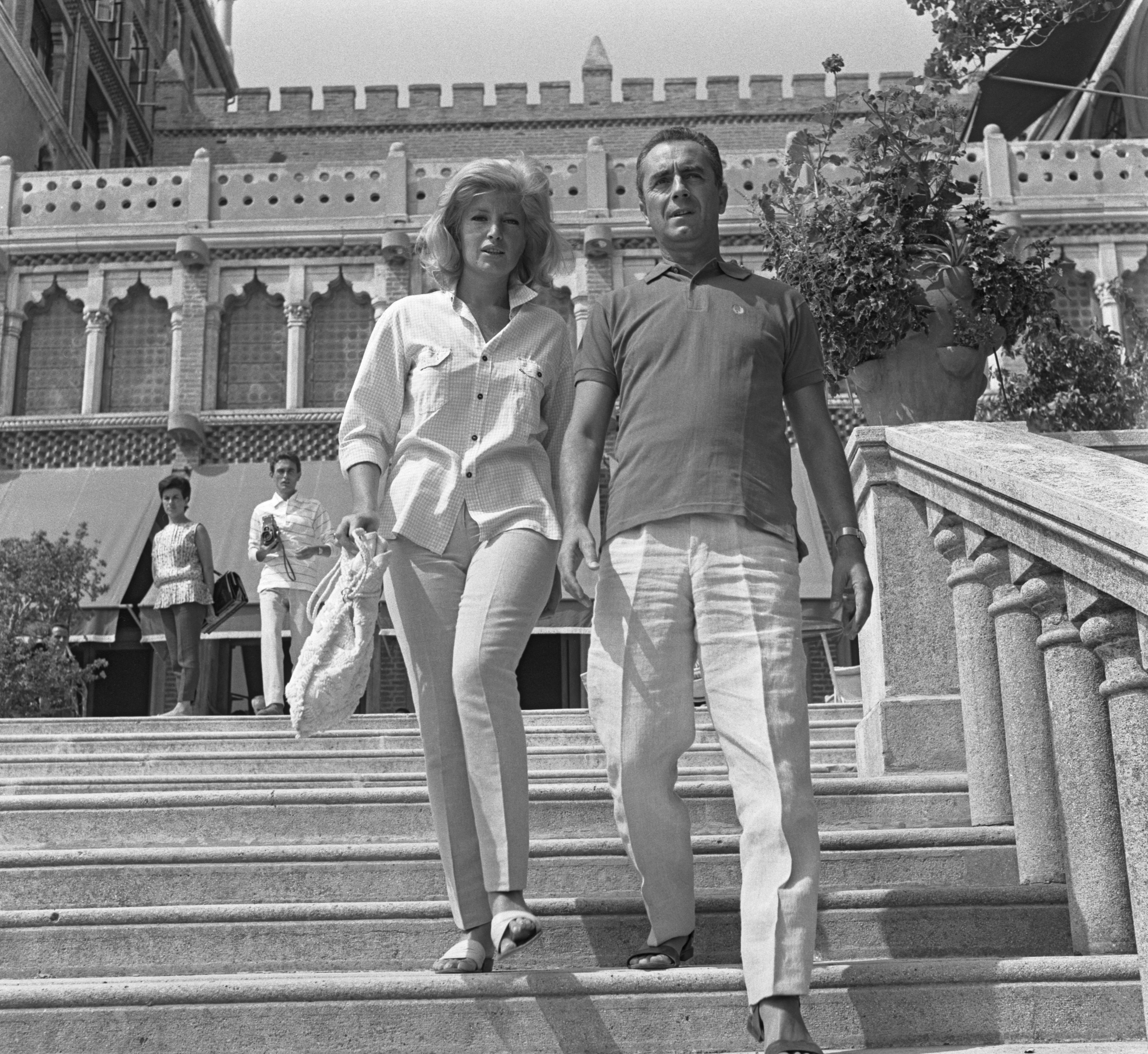 Antonioni a Monica Vitti al Lido di Venezia durante la Mostra del Cinema del 1962