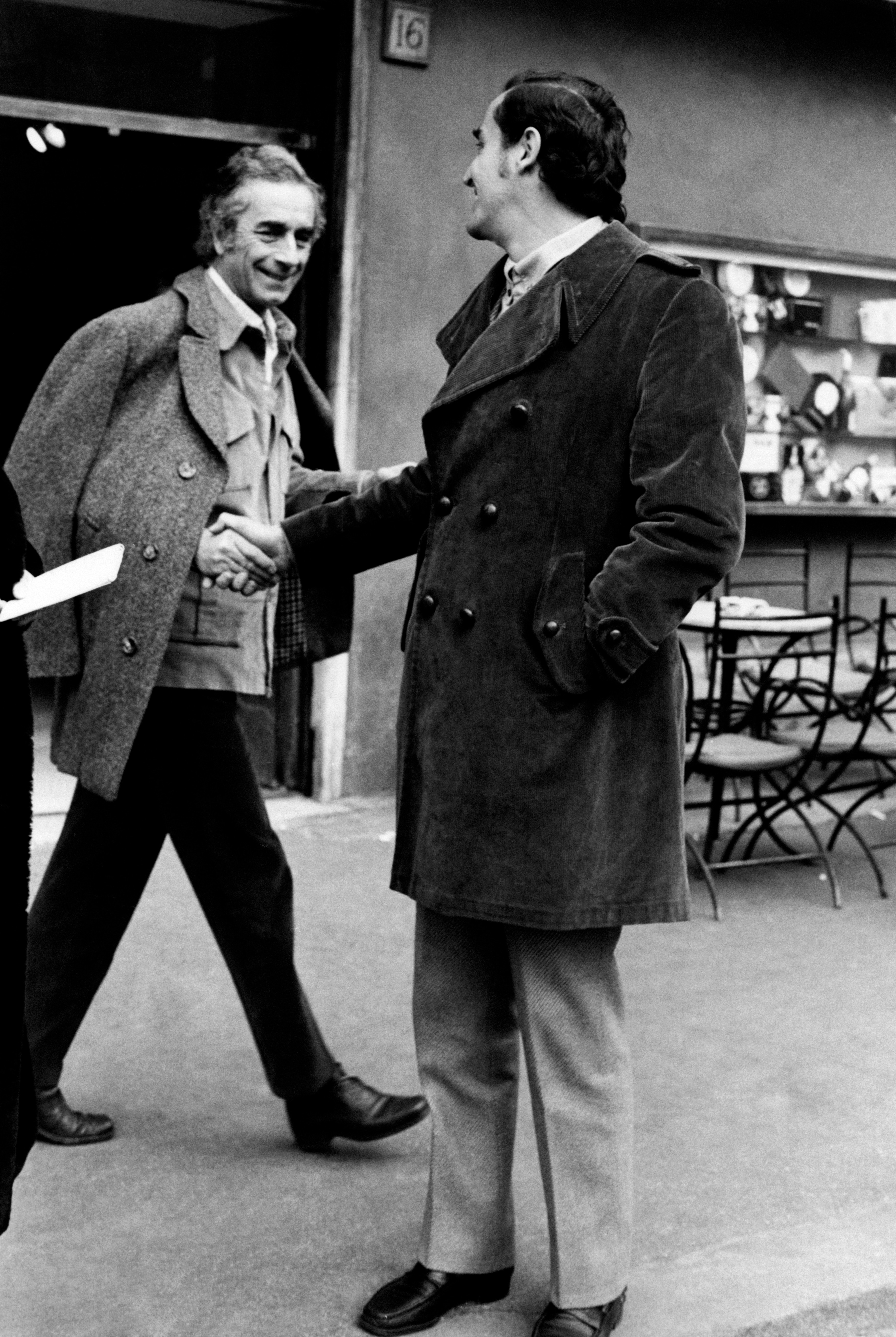 1971, Antonioni e Vittorio Gassman si incontrano per la strada e si stringono la mano