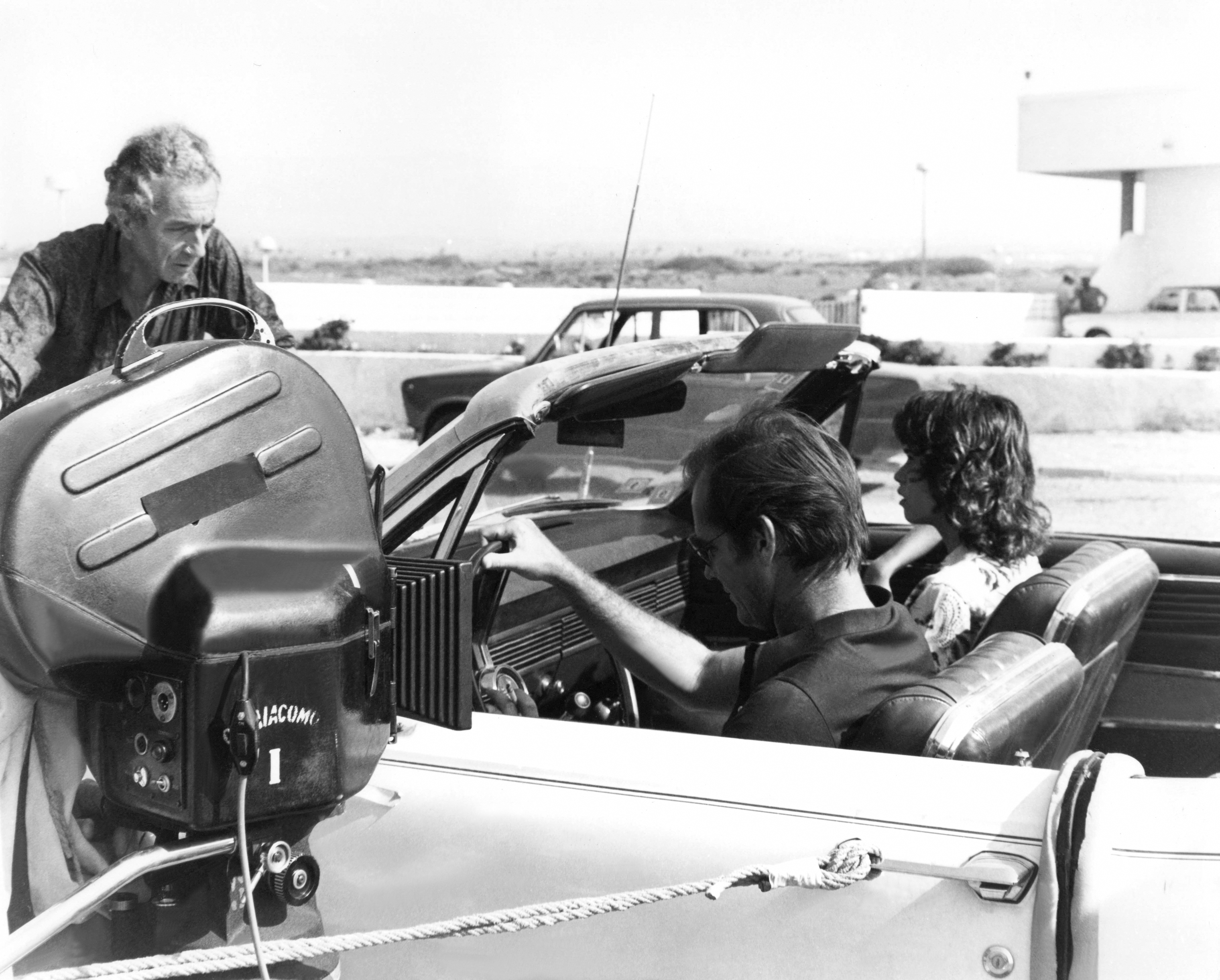 Sul set di "Professione reporter": Antonioni con i protagonisti del film, Jack Nicholson e Maria Schneider nel 1975