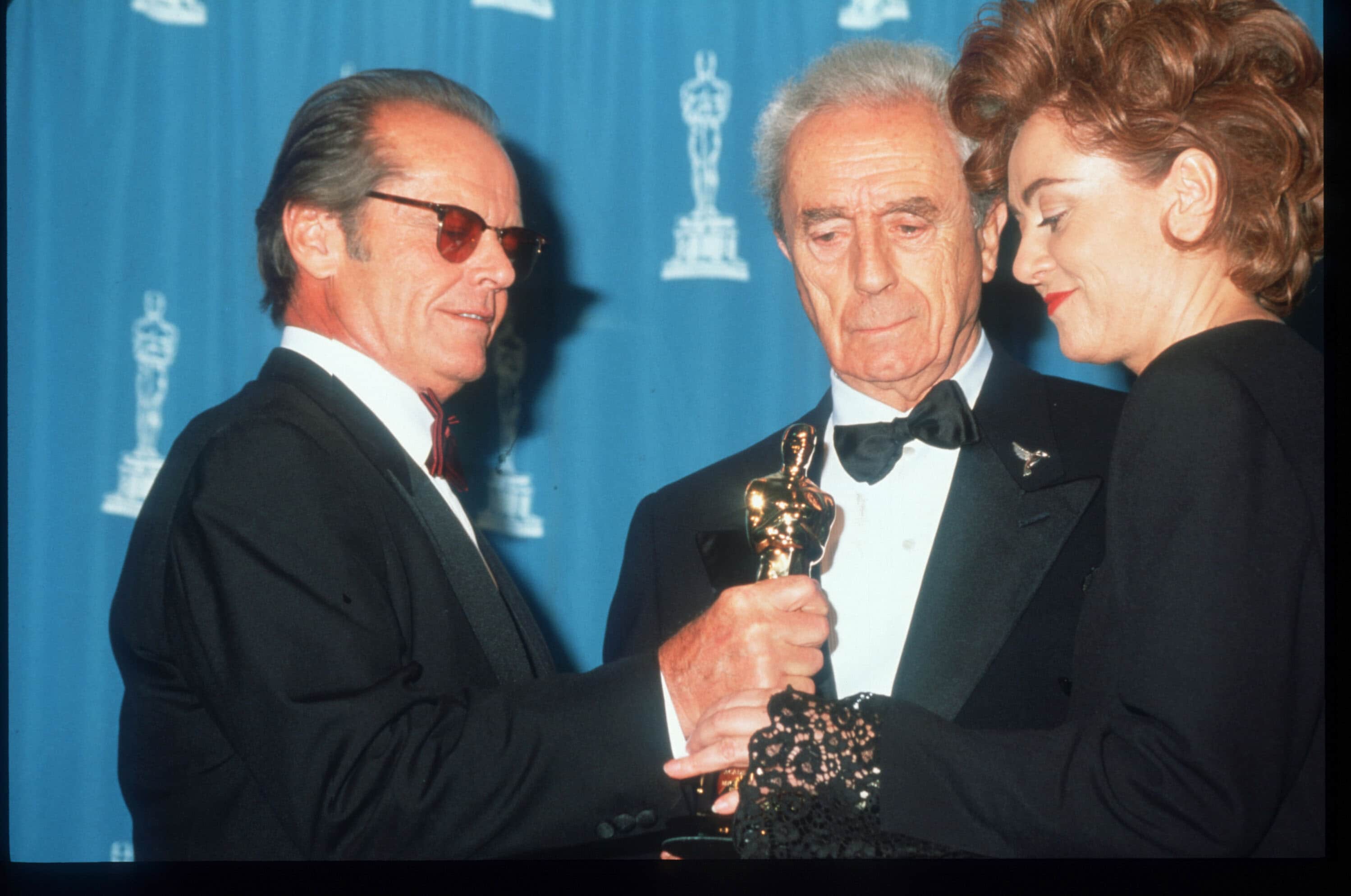 Alla cerimonia di premiazione degli Oscar 1995 Antonioni con Jack Nicholson e la seconda moglie del regista Enrica Fico.