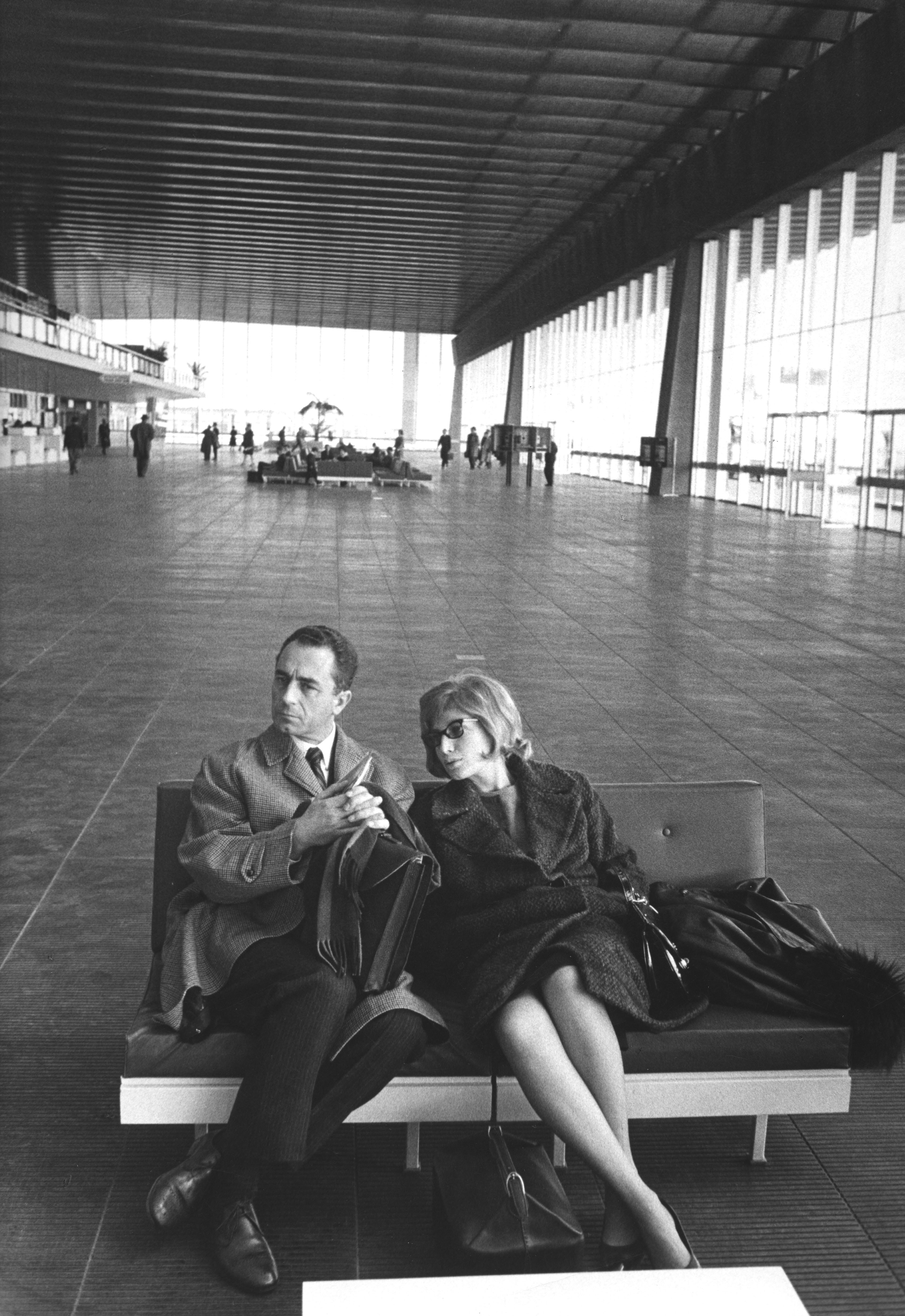 Aeroporto di Fiumicino 1962: Antonioni e Monica Vitti in attesa del volo per Parigi