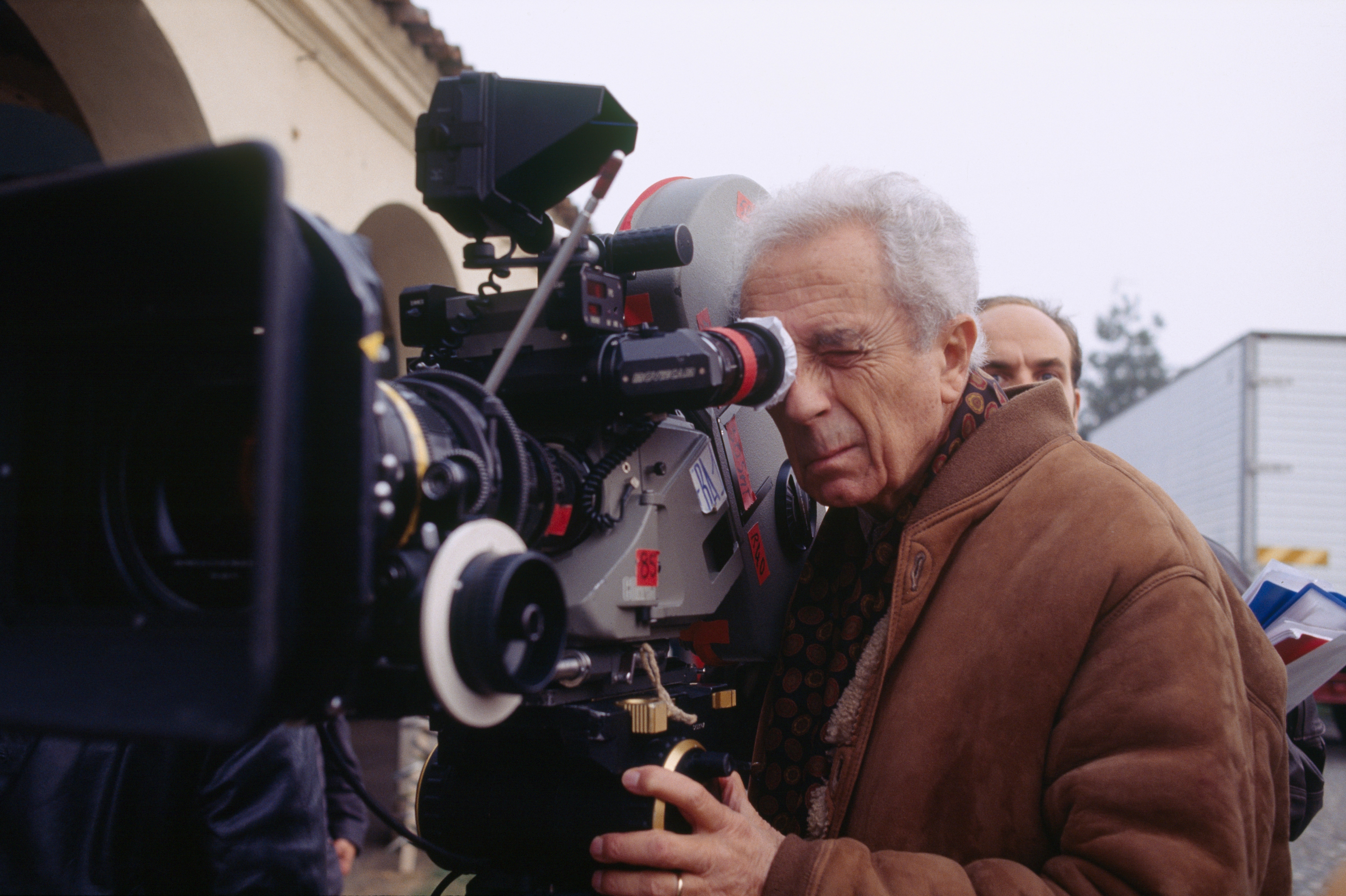 Antonioni dietro la macchina da presa, sul set di "Al di là delle nuvole" nel 1995. Il film è stato realizzato in collaborazione con Wim Wenders.
