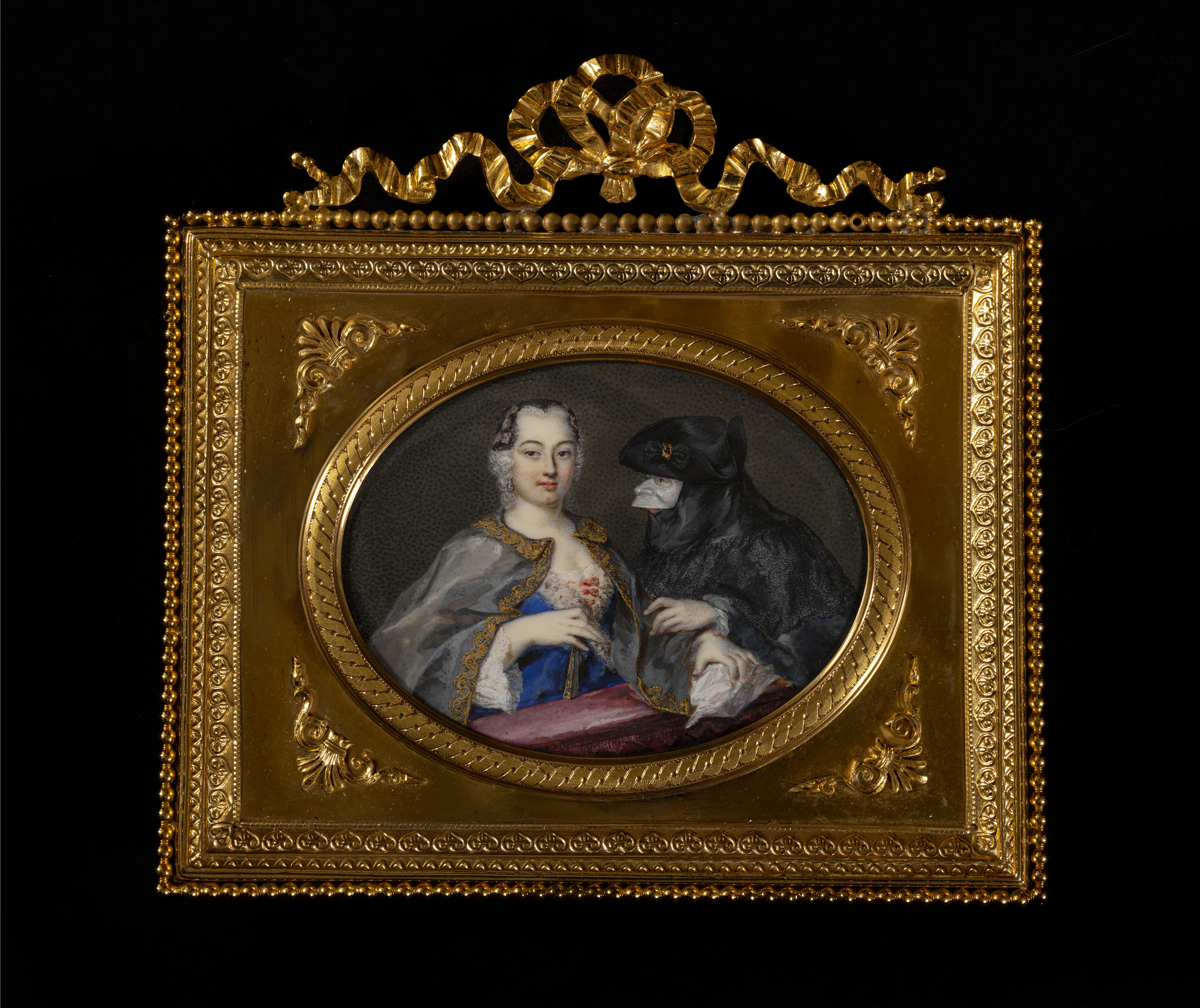 Rosalba Carriera, Dama con ventaglio e uomo con larva e tricorno, acquerello e gouache su avorio, cm 8 x 6 (ovale)