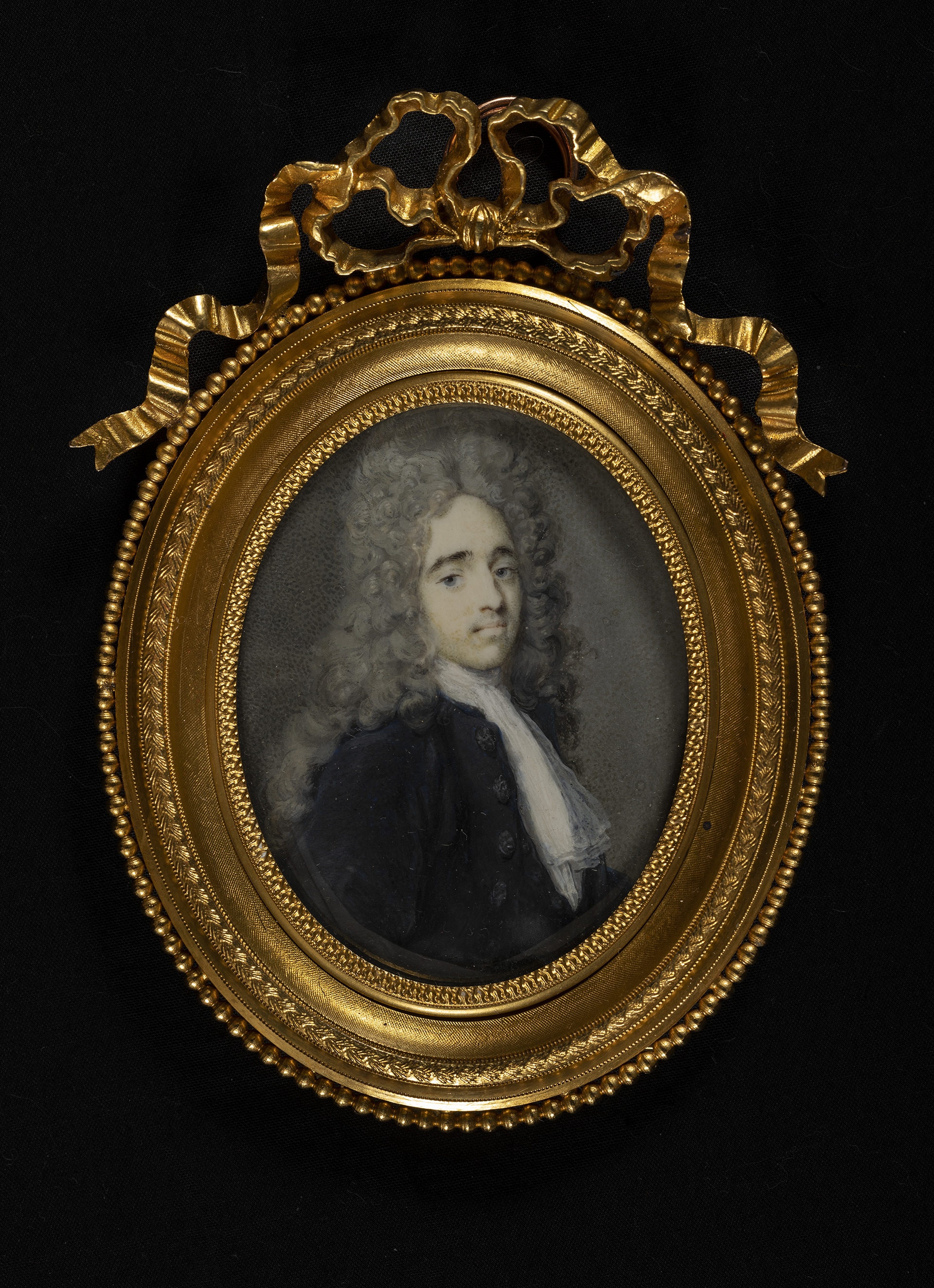 Rosalba Carriera, Ritratto di Antoine Watteau, acquerello e gouache su avorio, cm 7 x 5,5 (ovale), 1720 c. Il periodo parigino è un momento estremamente importante di reciproca influenza con il noto pittore rococò Jean-Antoine Watteau, del quale realizza uno dei ritratti più celebri, e di frequentazioni sofisticate di circoli intellettuali. Molti sono i nobili della corte di Versailles che ambiscono ad avere un suo ritratto. 