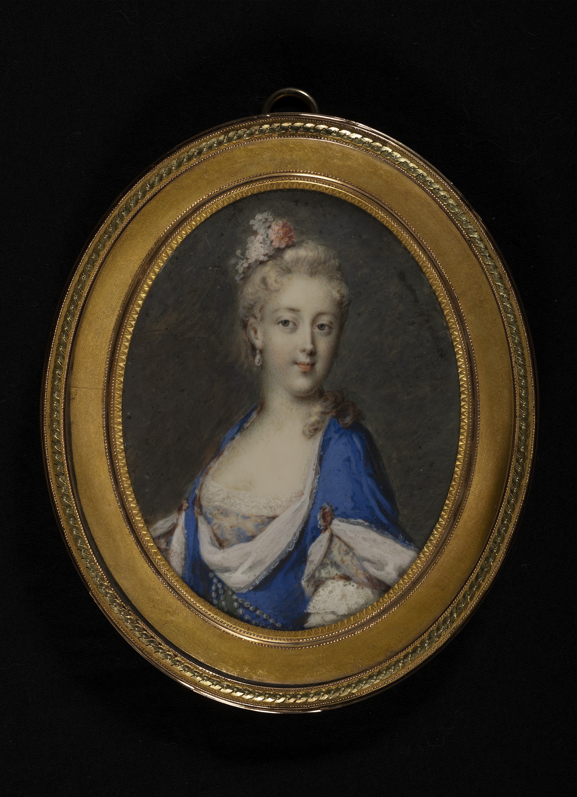 Rosalba Carriera, Ritratto della principessa Grimaldi, acquerello e gouache su avorio, cm 6 x 5,4 (ovale), 1720 c. iscrizione: “La princesse de Grimaldi par Rosalba Carriera, 22 mars 1811”. Anche tra i ritratti femminili spiccano alcune teste coronate come la principessa Grimaldi, la Principessa Mary e Maria Giuseppa d’Austria, arciduchessa d’Austria, elettrice di Sassonia e regina consorte della Confederazione polacco-lituana.