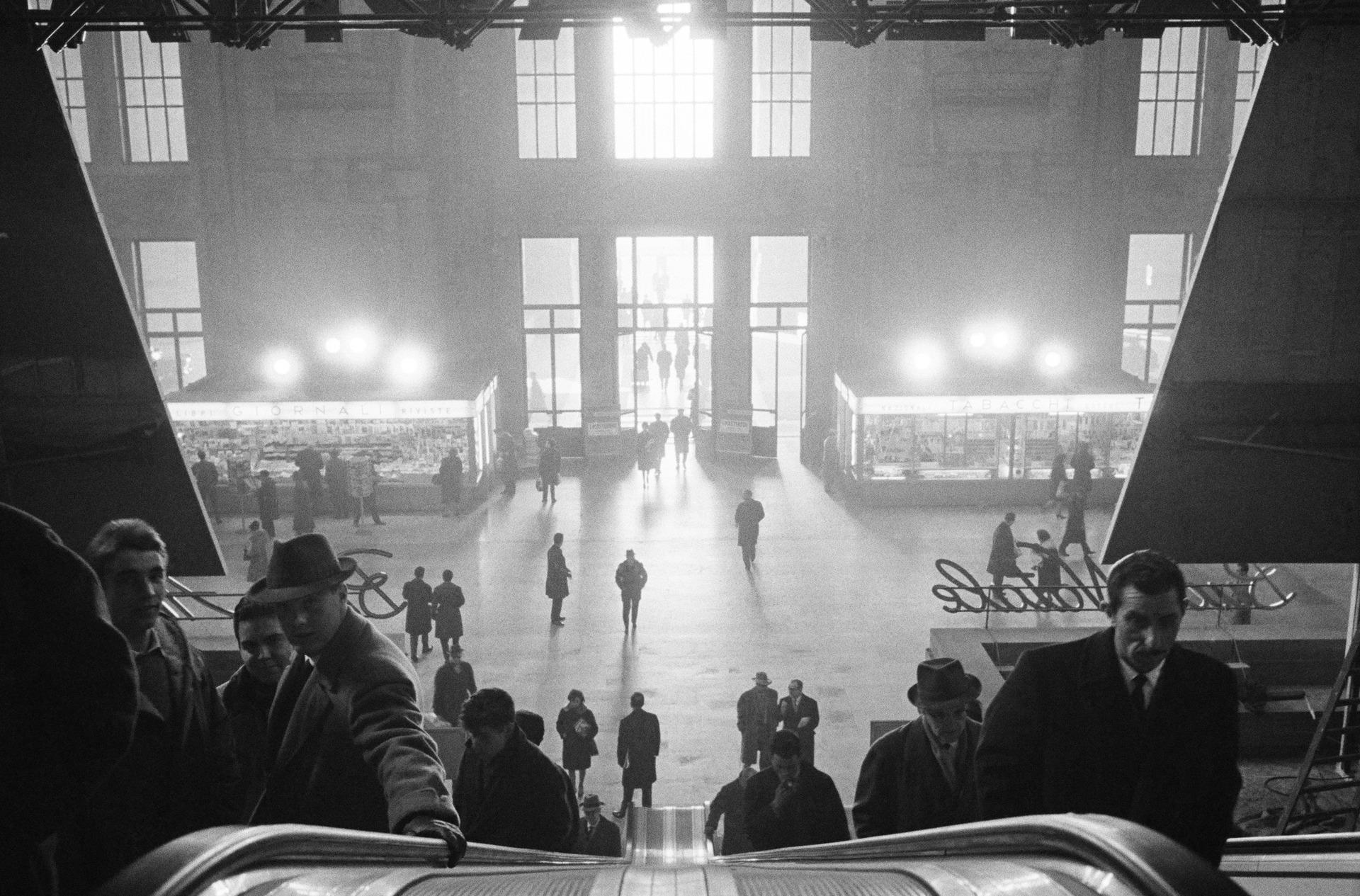 Stazione Centrale di Milano. Autore: Caio Mario Garrubba. Data: 1954 Archivio Luce Cinecittà 