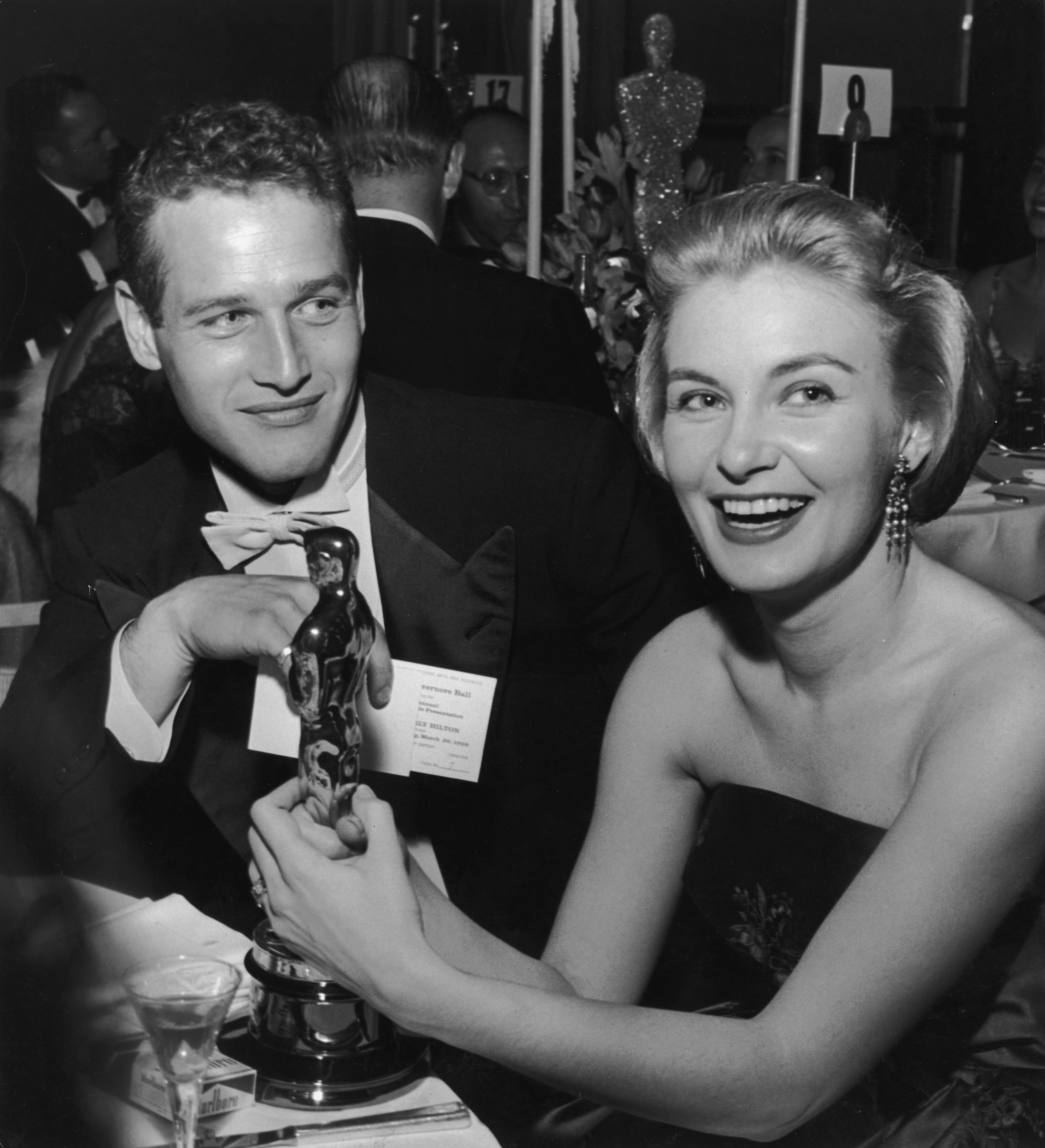 Beverly Hilton Hotel, 1958: Joanne Woodward stringe il suo Oscar vinto per il film "Le tre facce di Eva". Accanto a lei il marito Paul Newman