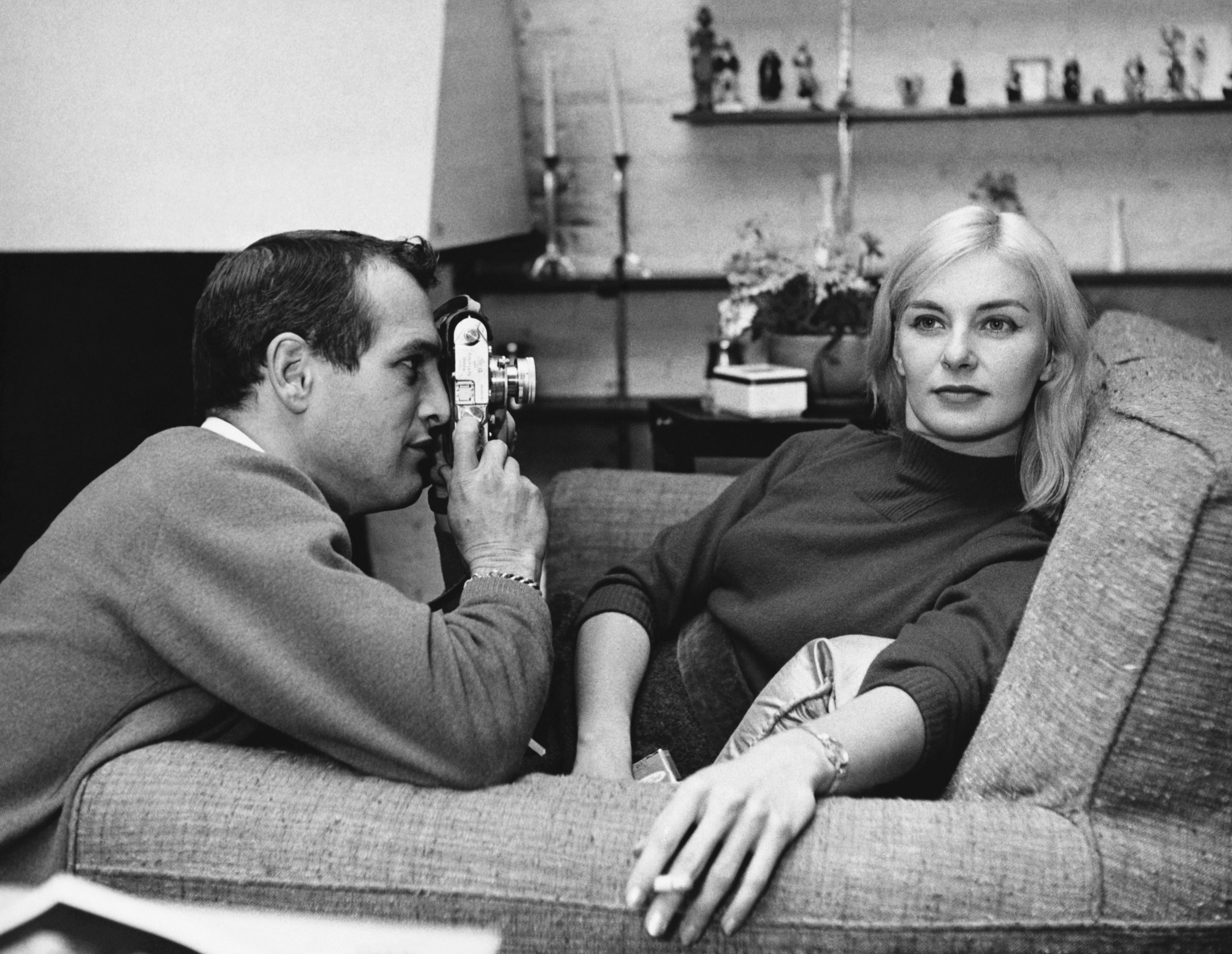 New York, 1961. Scene da un matrimonio: Paul fotografa Joanne nel salotto del loro appartamento al Greenwich Village