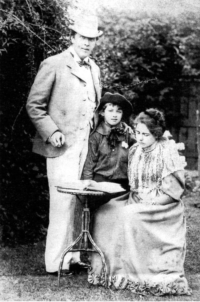 Oscar Wilde (1854-1900), Constance Lloyd (1859-1898) e la figlia Cyril Wilde, nel 1892