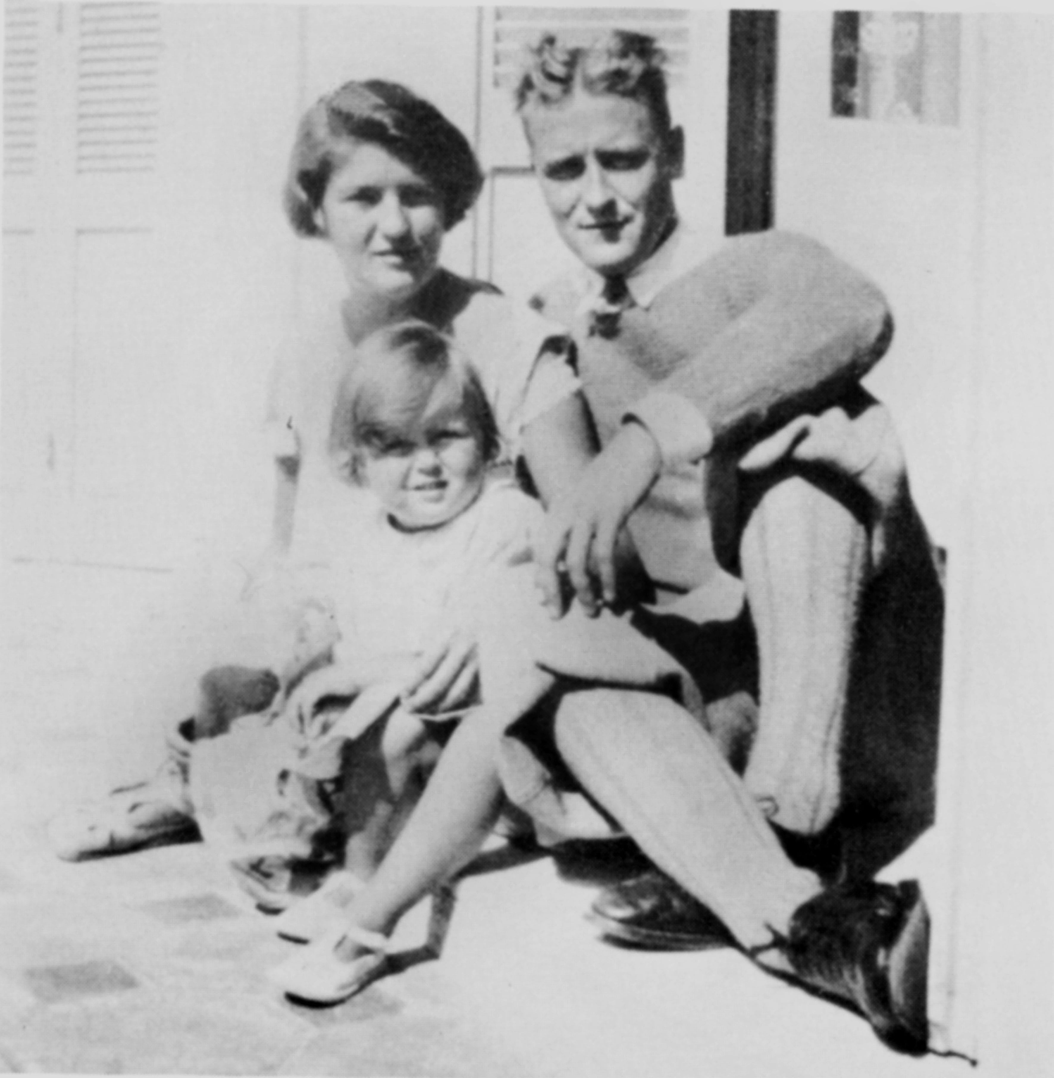Zeld​a Sayre, Francis Scott Fitzgerald con la figlia Scottie nel 1924 in Costa Azzurra, Francia