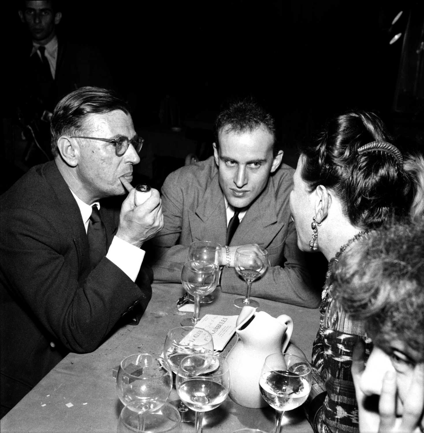 Jean-Paul Sartre e Simone de Beauvoir con lo scrittore Boris Vian, nel 1950 a Parigi, Francia