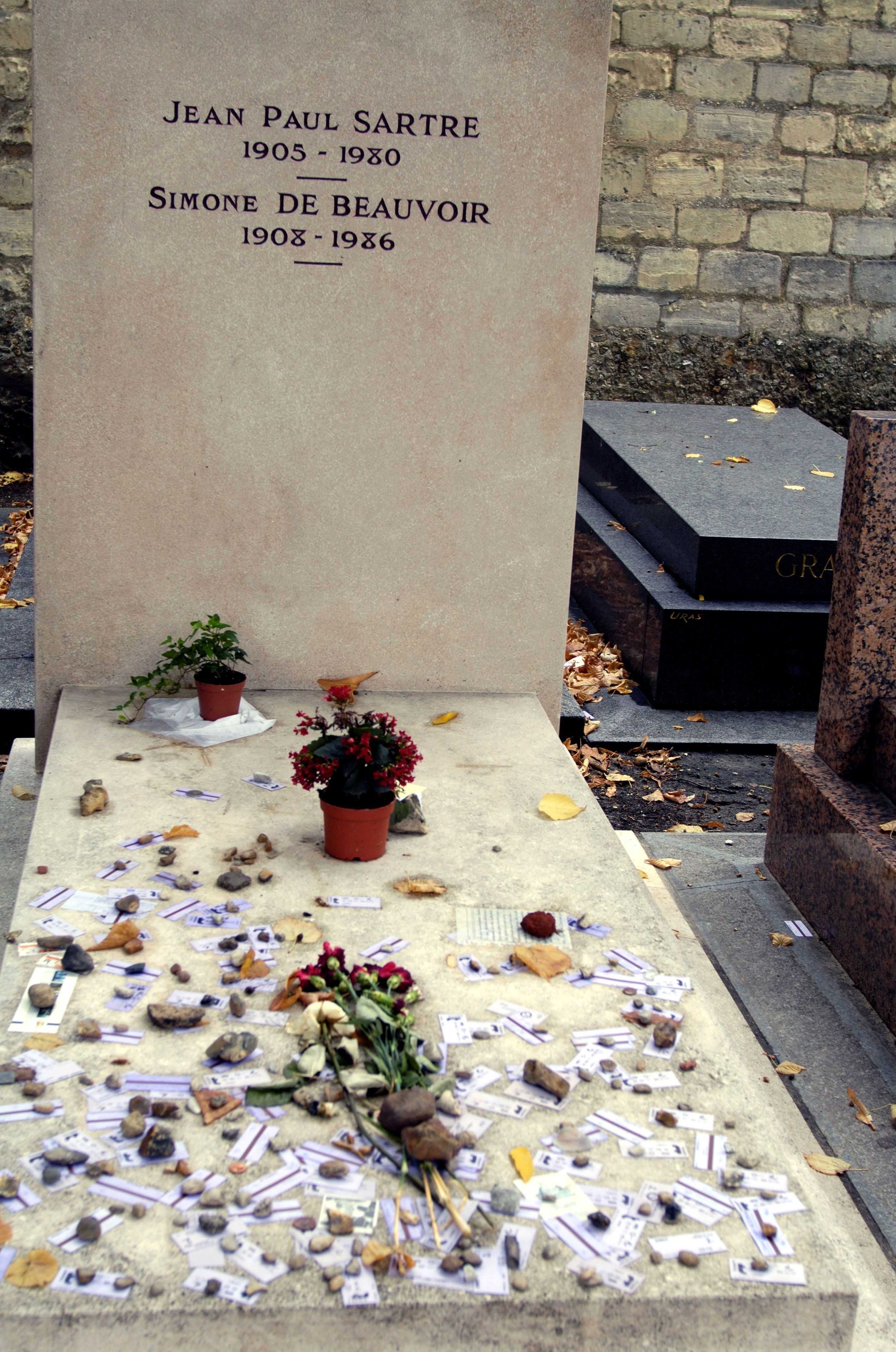 La tomba di Jean-Paul Sartre e Simone de Beauvoir nel cimitero di Montparnasse, Parigi, Francia