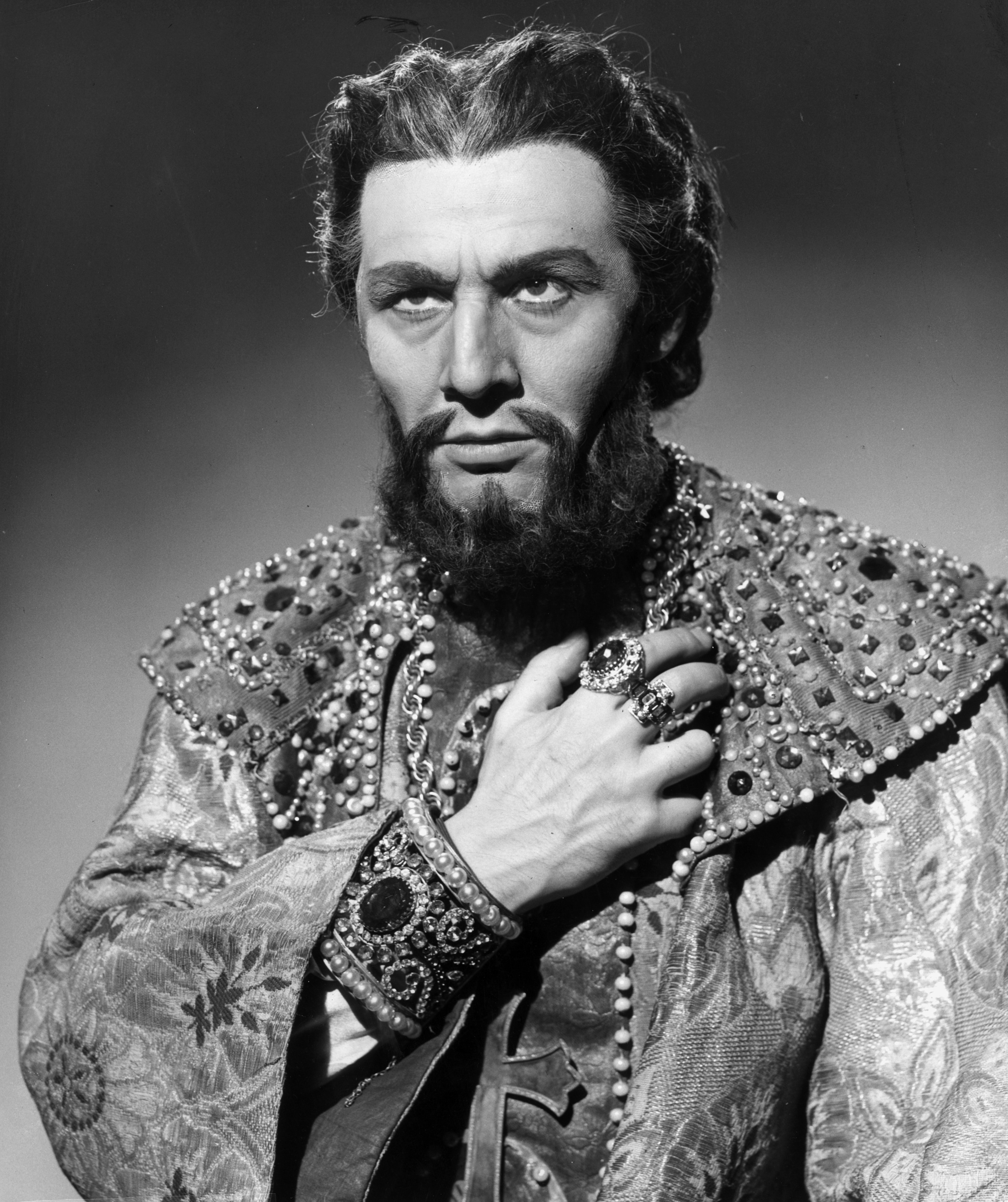 Cesare Siepi, cantante lirico italiano, nel costume di scena per "Boris Godunov", 1955 circa.