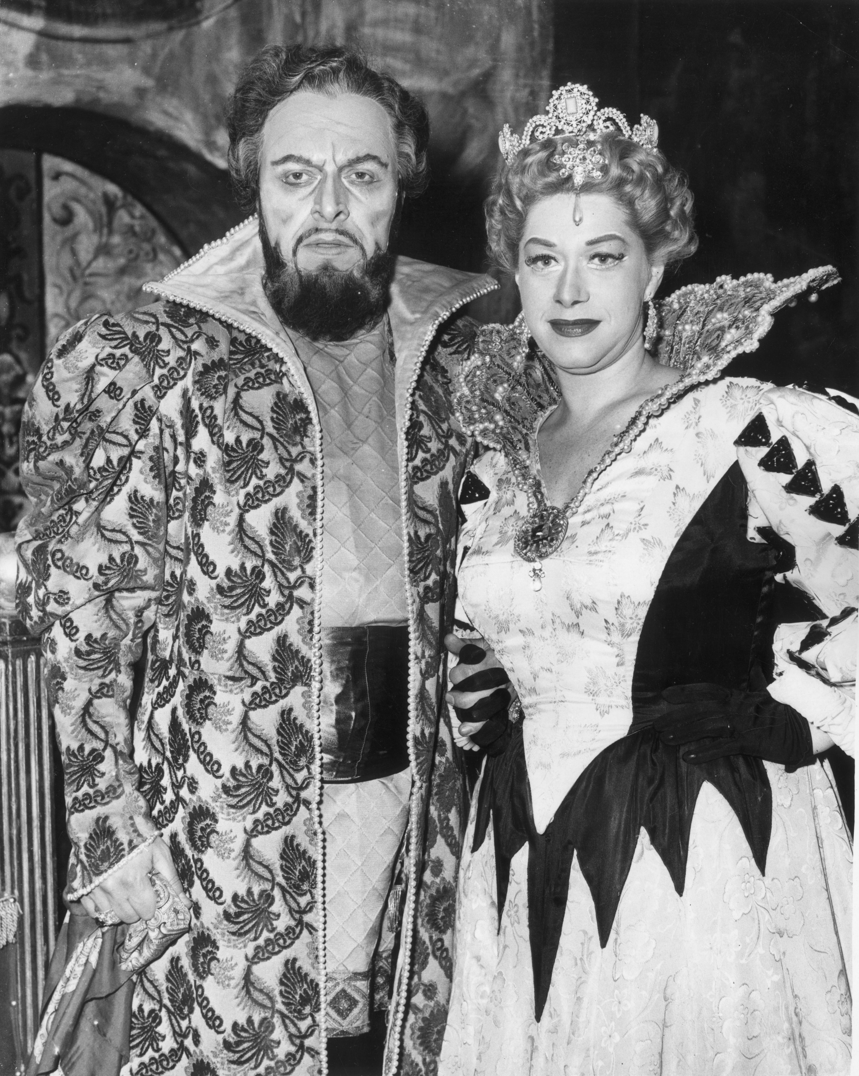 Boris Christoff (1914-1993), basso-baritono bulgaro nei panni di Boris Godunov, e Regina Resnik (1922-2013), soprano statunitense nel ruolo della principessa polacca Marina, durante le prove. Royal Opera House al Covent Garden di Londra, 1958.