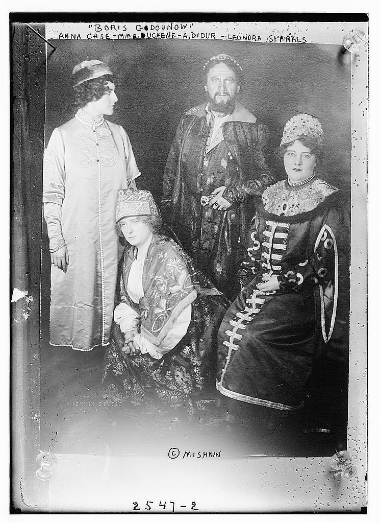 Alcuni interpreti della prima del "Boris Godunov" al Metropolitan Opera House di New York, marzo 1913: Adam Didur, Anna Case, Maria Duchene Leonora Sparkes.