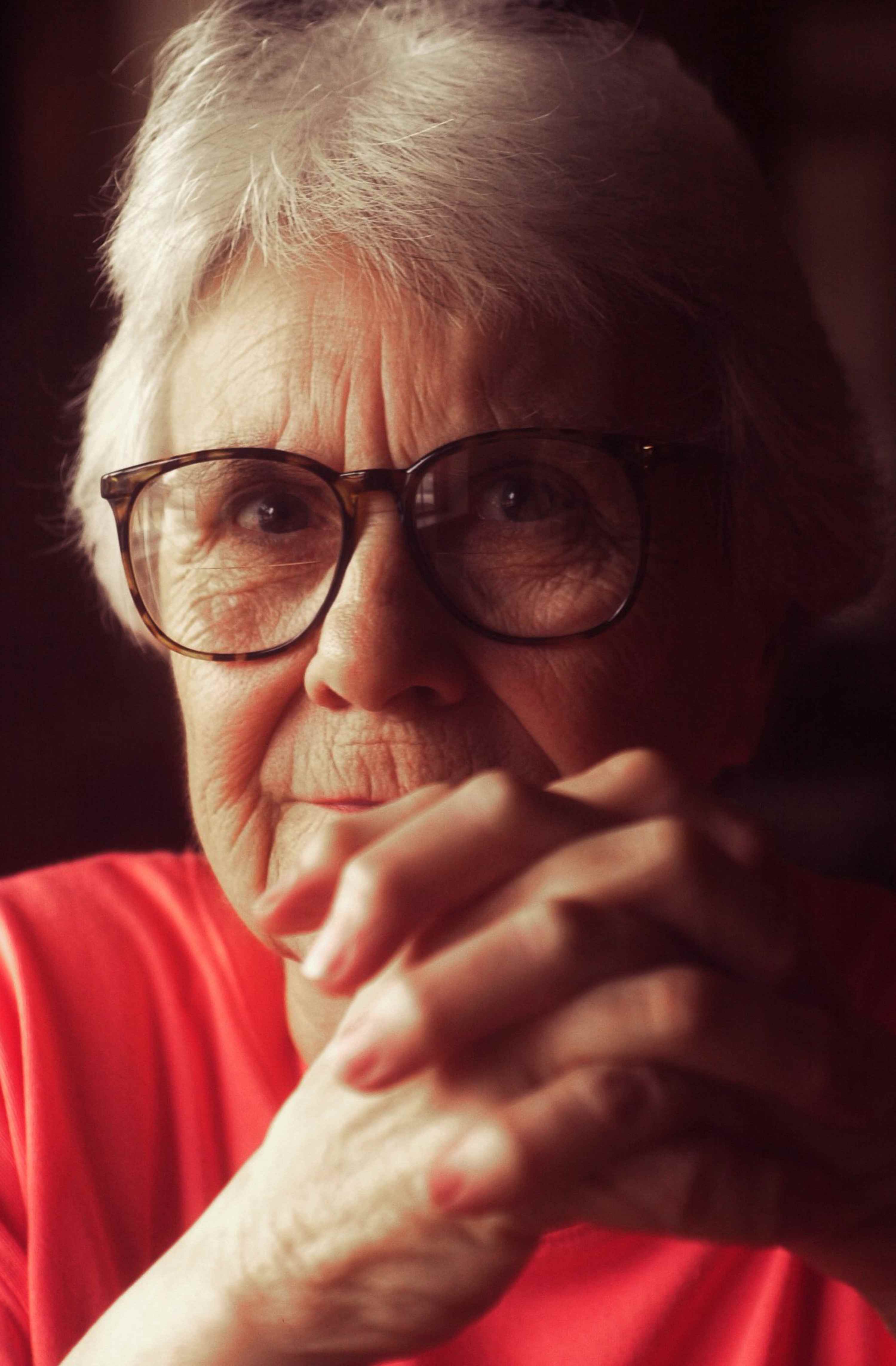 Harper Lee, scrittrice Premio Pulitzer nel 1961 con il romanzo Il buio oltre la siepe, a inizio carriera decise di eliminare dal suo nome completo, e cioè Nelle Harper Lee, il primo nome “Nelle", per dare l'impressione di essere un uomo