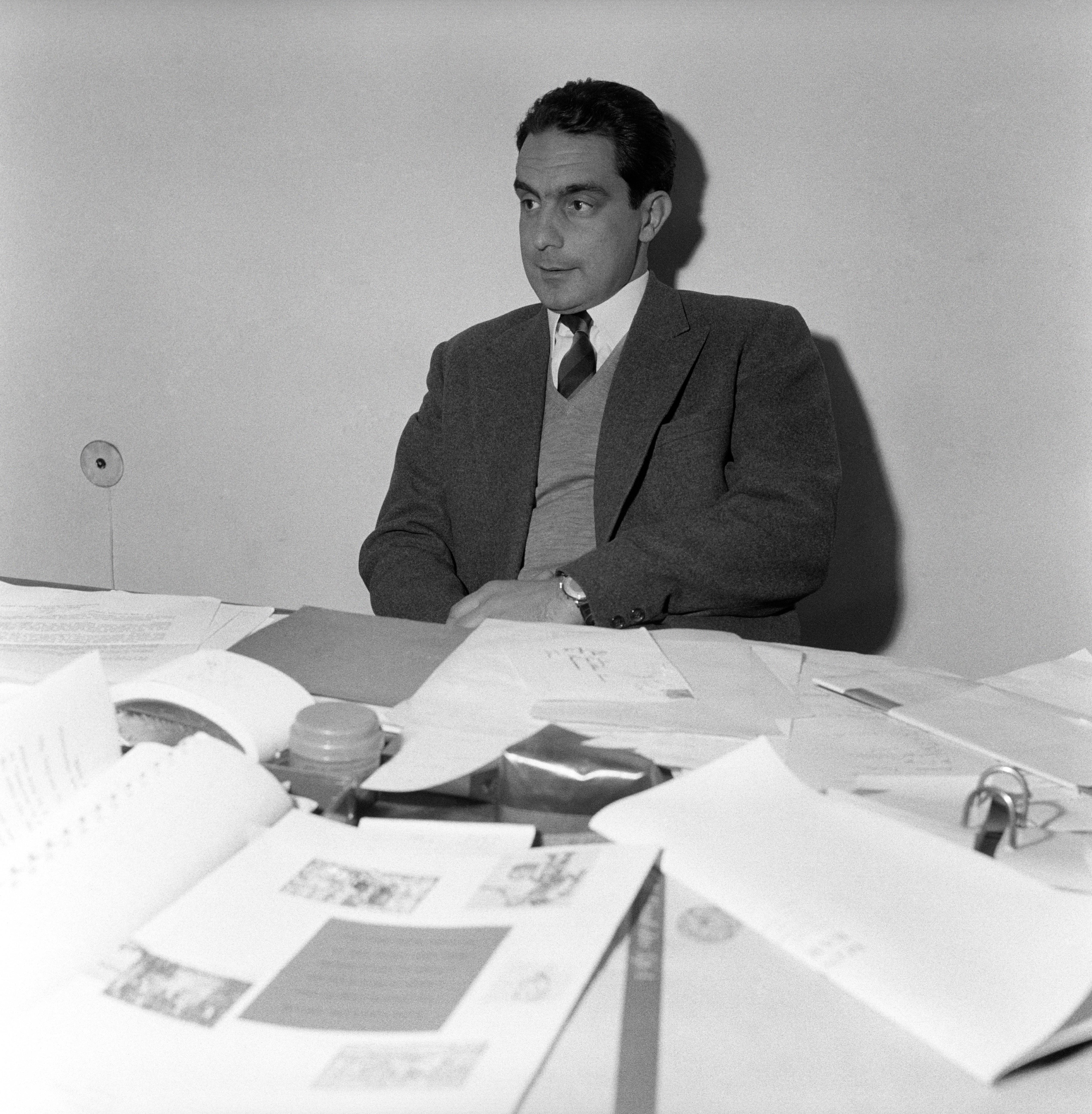 1959, alla sua scrivania di redattore presso la casa editrice Einaudi