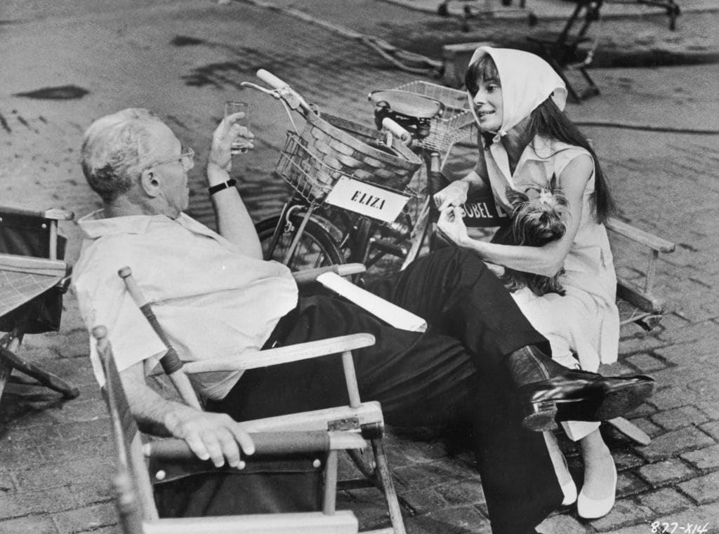 1964, Audrey chiacchiera con il regista George Cukor sul set di "My Fair Lady"