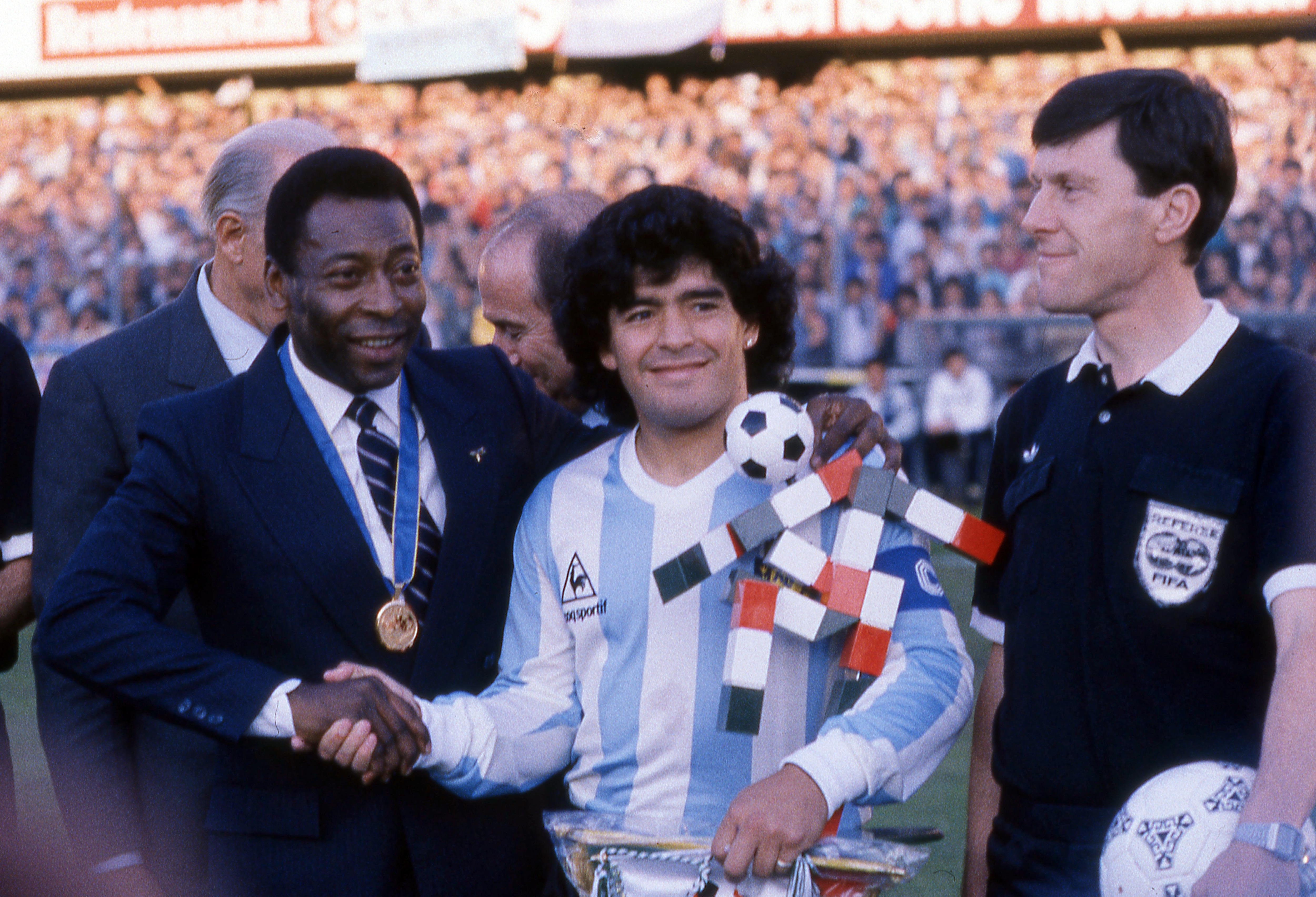 Mondiale Italia 1990: Pelè insieme a Diego Armando Maradona. I due sono considerati i più forti giocatori di calcio di sempre 