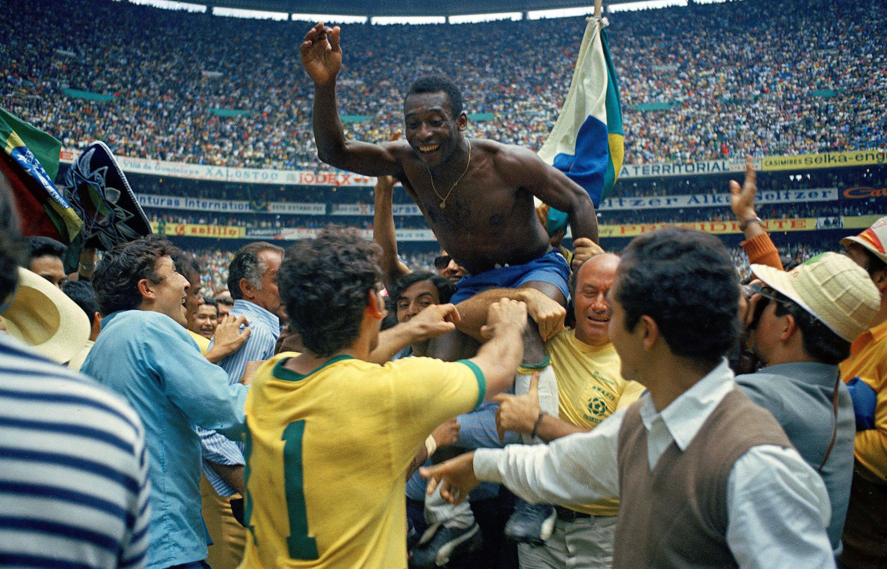 Portato in trionfo dopo la sua ultima vittoria dei mondiali nel 1970, in finale a spese proprio della nazionale italiana