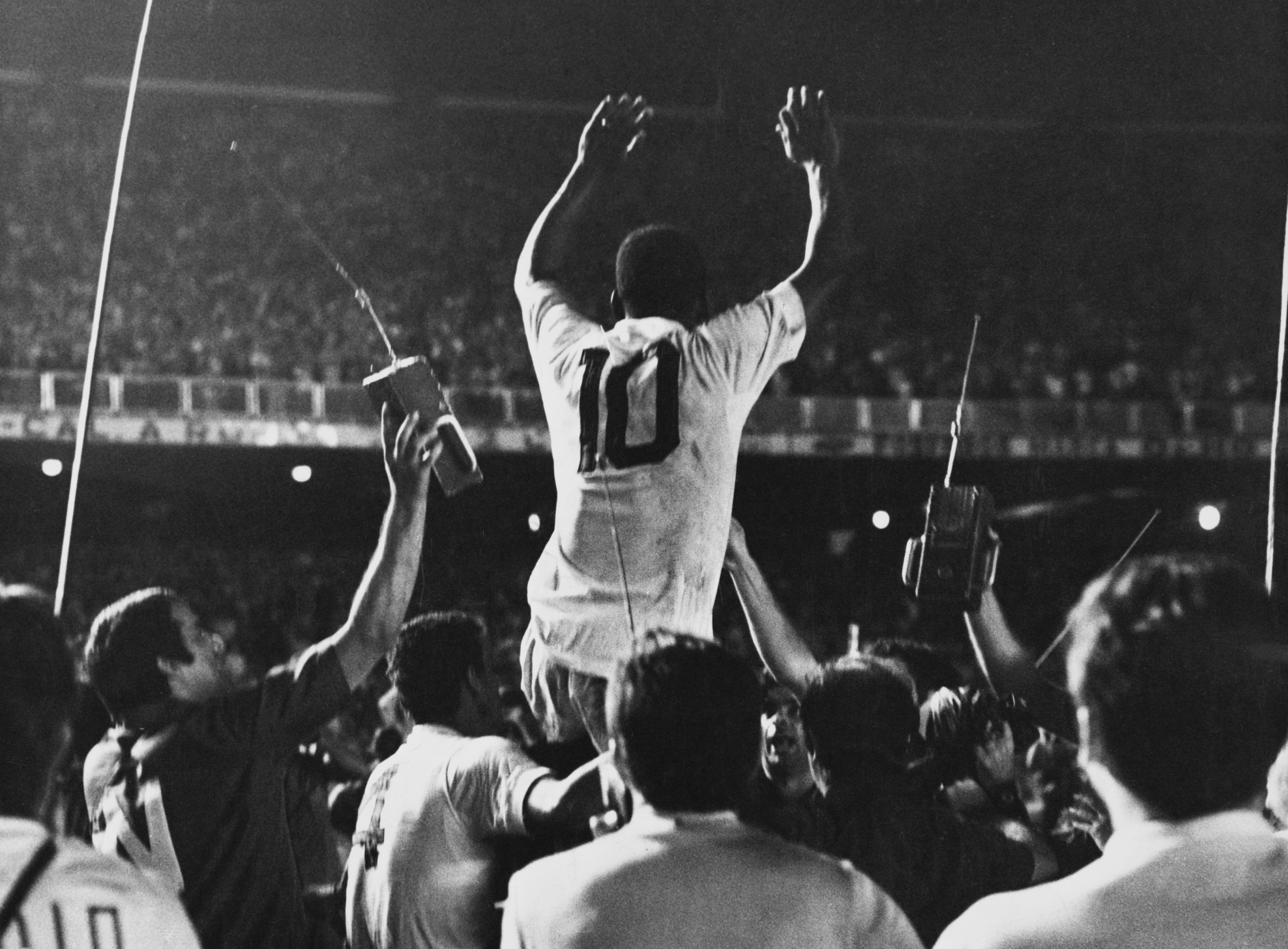 Pelè il 19 novembre 1969, giorno in cui segna al Maracanà di Rio de Janeiro il suo goal numero 1000 in carriera nella partita del suo San Paolo contro il Vasco de Gama