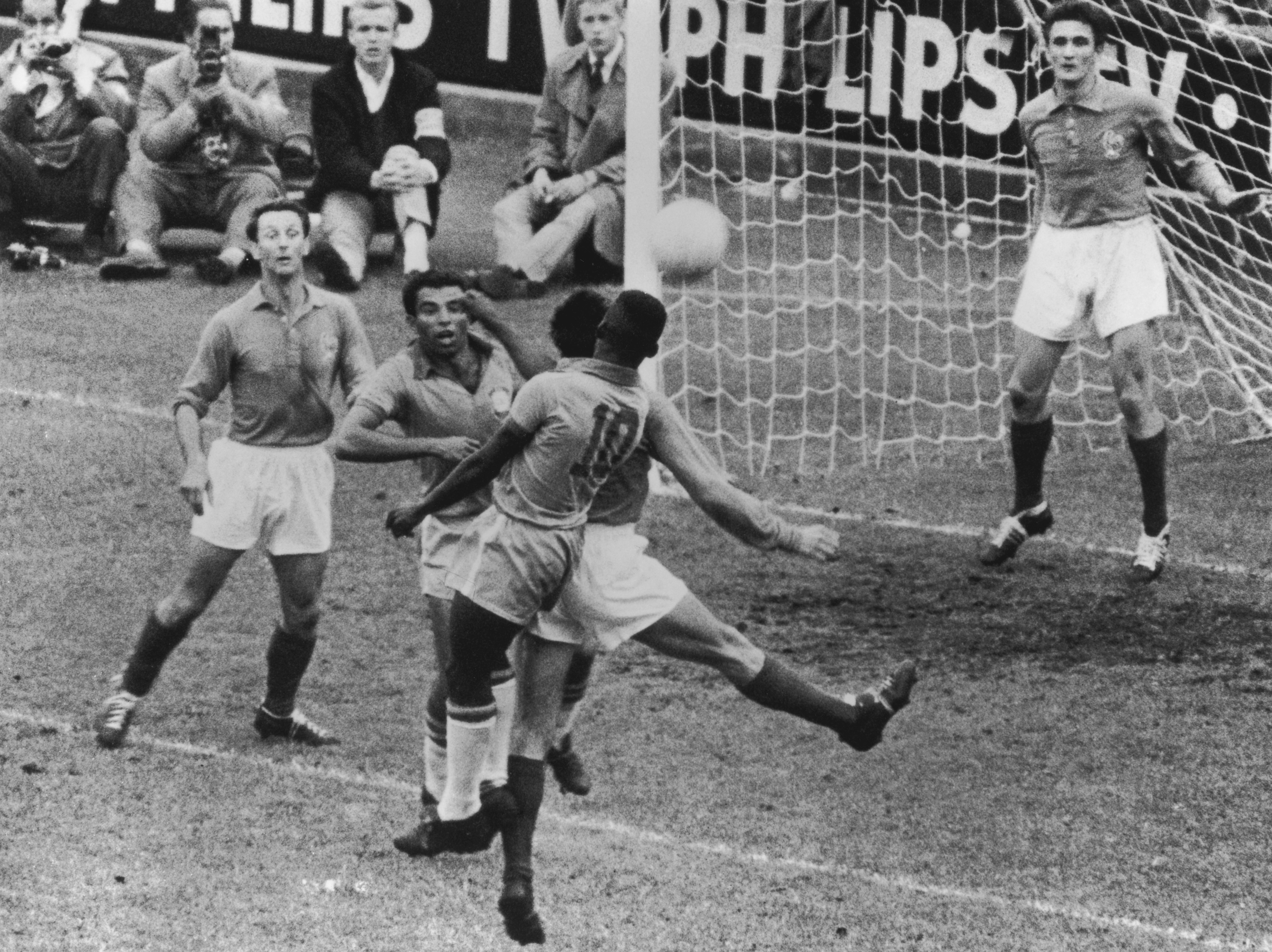 Una fase di gioco della semifinale del mondiale del 1958 tra Francia e Brasile. La partita viene vinta dal Brasile per 5 a 2, con una tripletta messa a segno da Pelè
