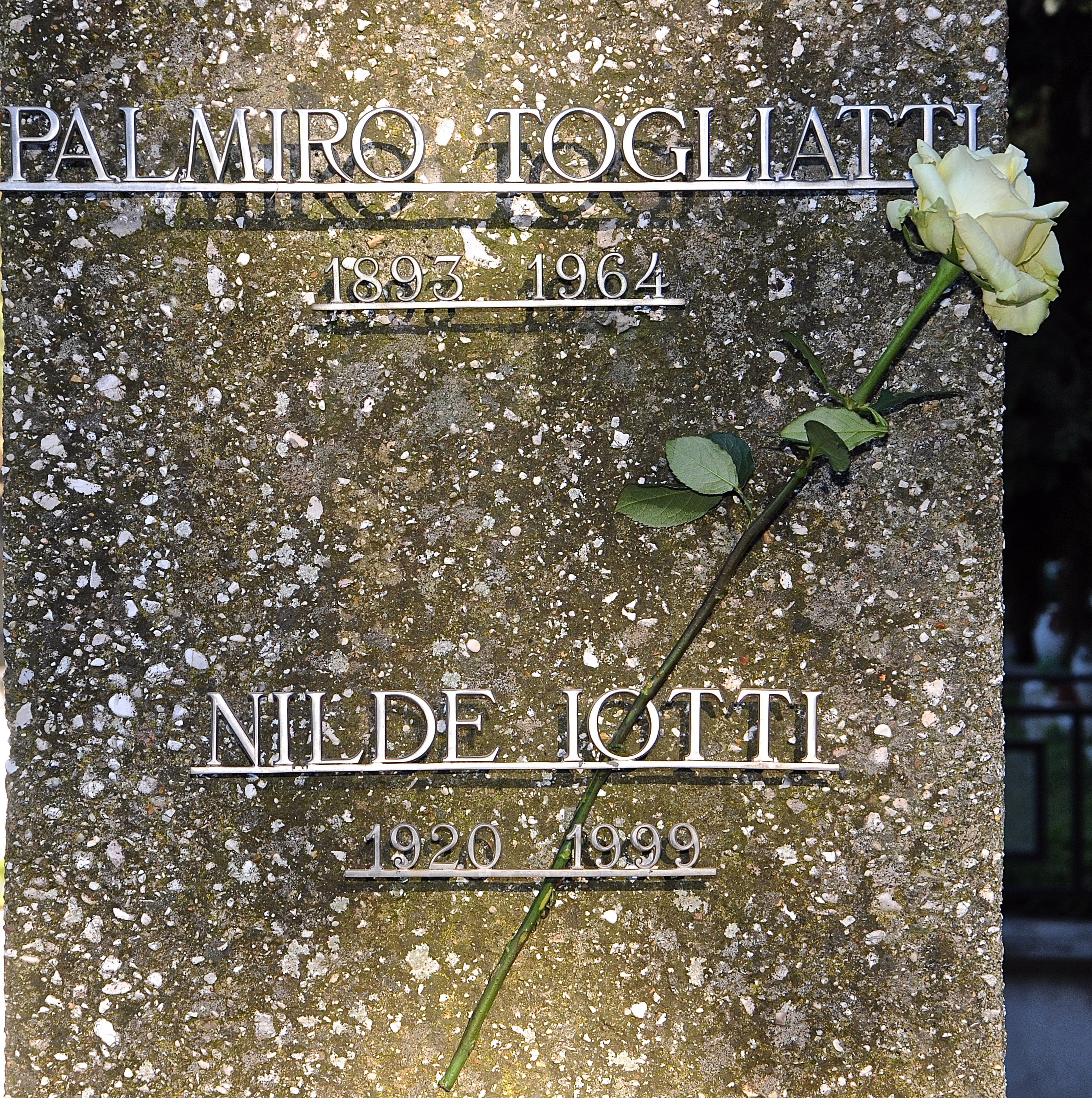 Nilde Iotti riposa a Roma al cimitero del Verano, insieme a Palmiro Togliatti, con il quale ha stretto un sodalizio privato e politico per quasi vent'anni