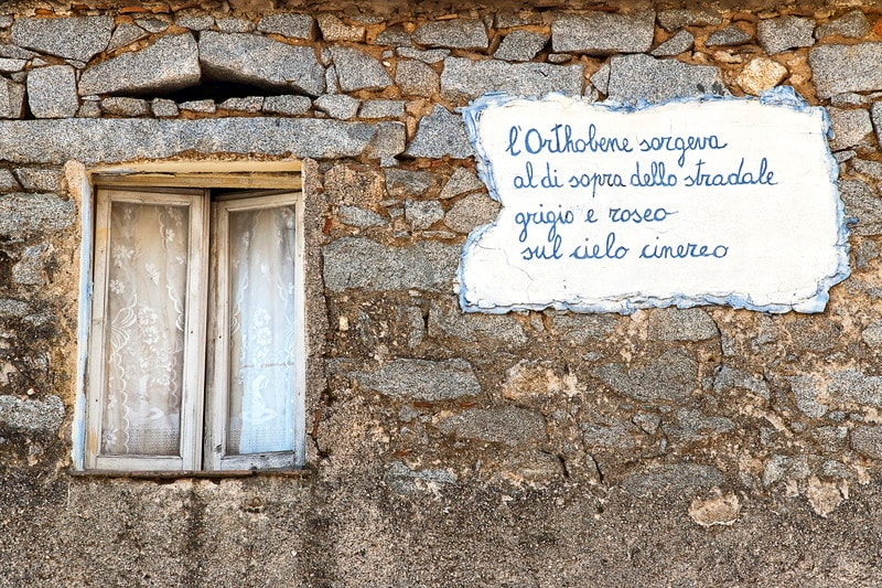 Nuoro, citazione di Grazia Deledda sulla facciata di un vecchio palazzo nei pressi della sua casa natale