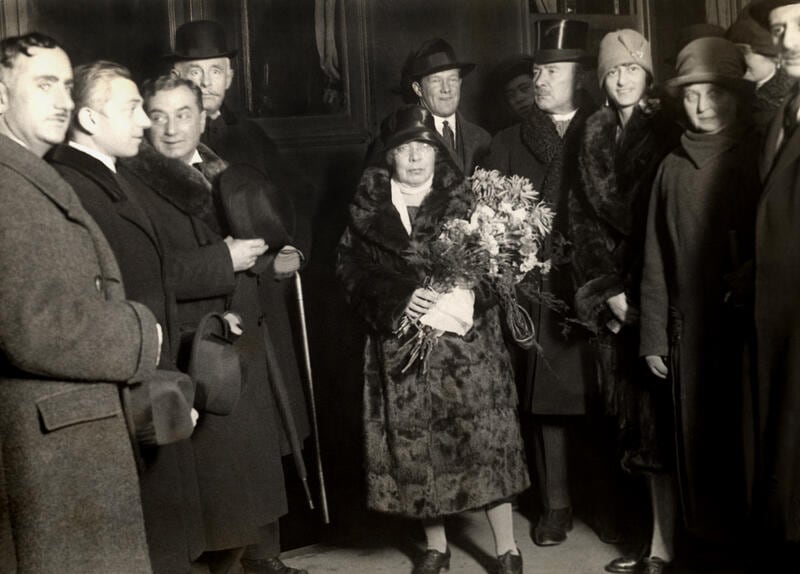 Grazia Deledda nel dicembre 1927 appena arrivata alla stazione di Stoccolma per ricevere il Premio Nobel per la letteratura (assegnato l’anno precedente). L’uomo col cappello alla sinistra della scrittrice è suo marito e agente letterario Palmiro Madesani