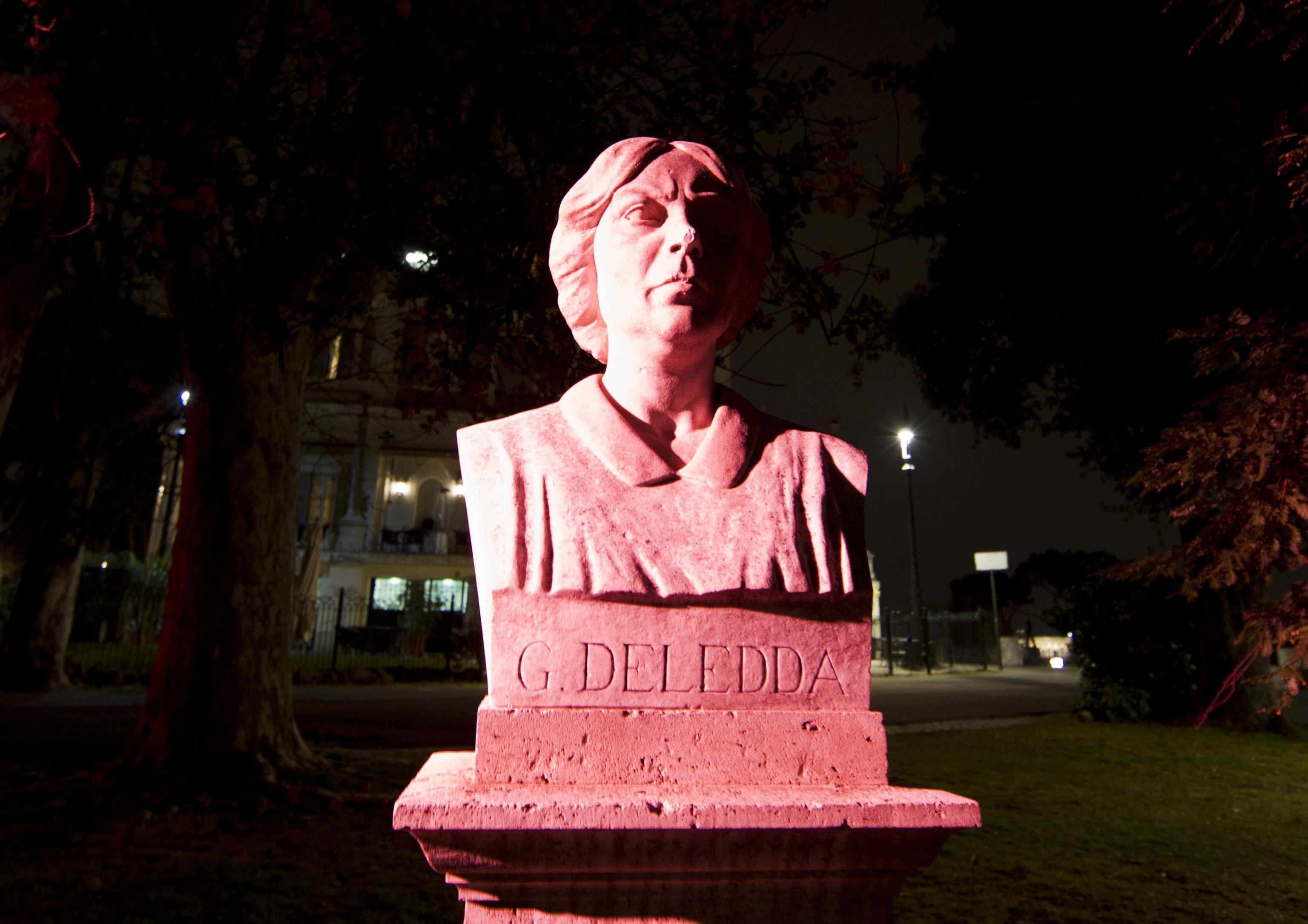 8 marzo 2012, il busto di Grazia Deledda al Pincio di Roma illuminato di rosa per la Festa Internazionale della Donna