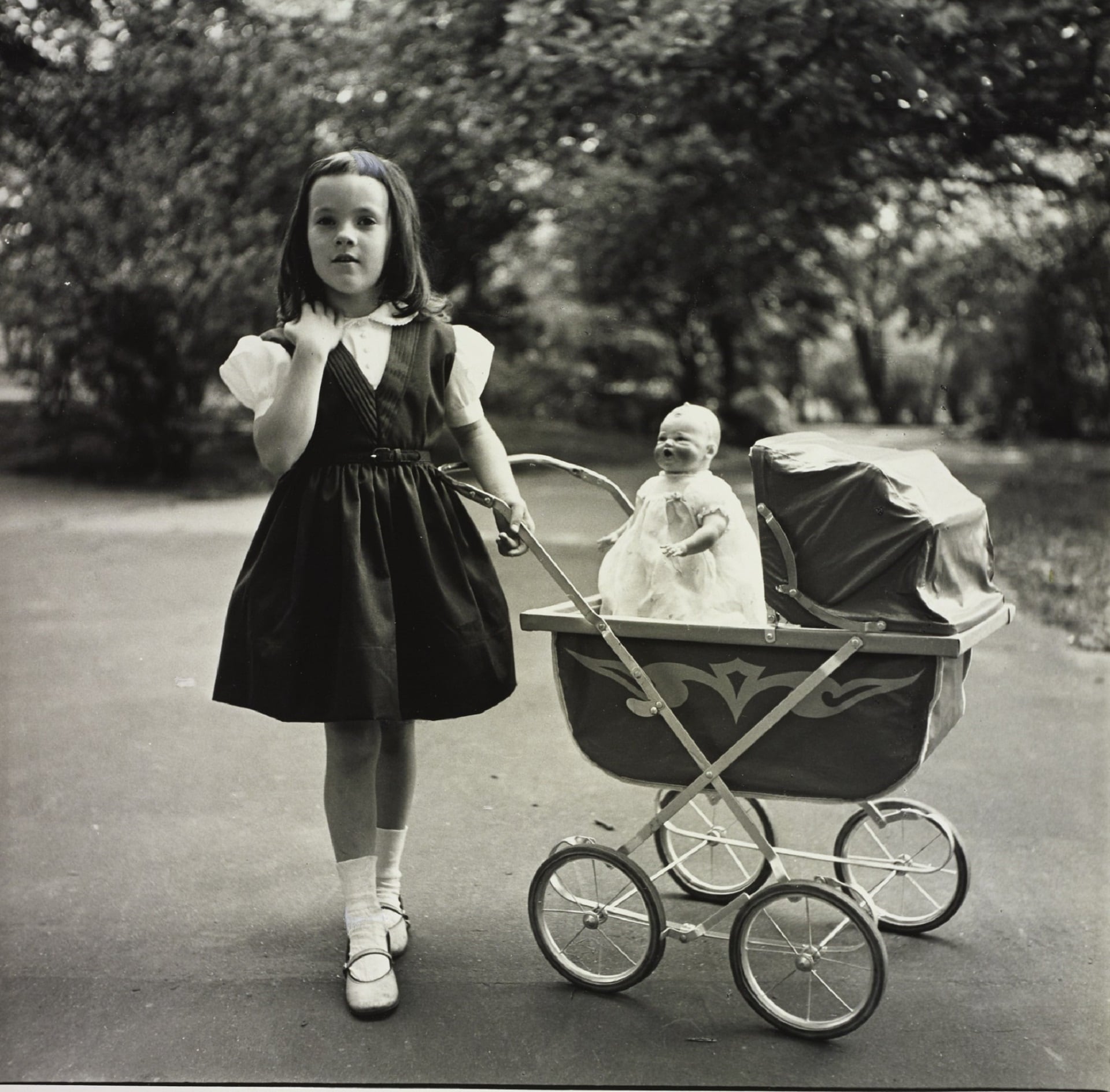 Diane & Allan Arbus, Kathy Slate con una bambola nella carrozzina, 1953, Vogue © Condé Nast