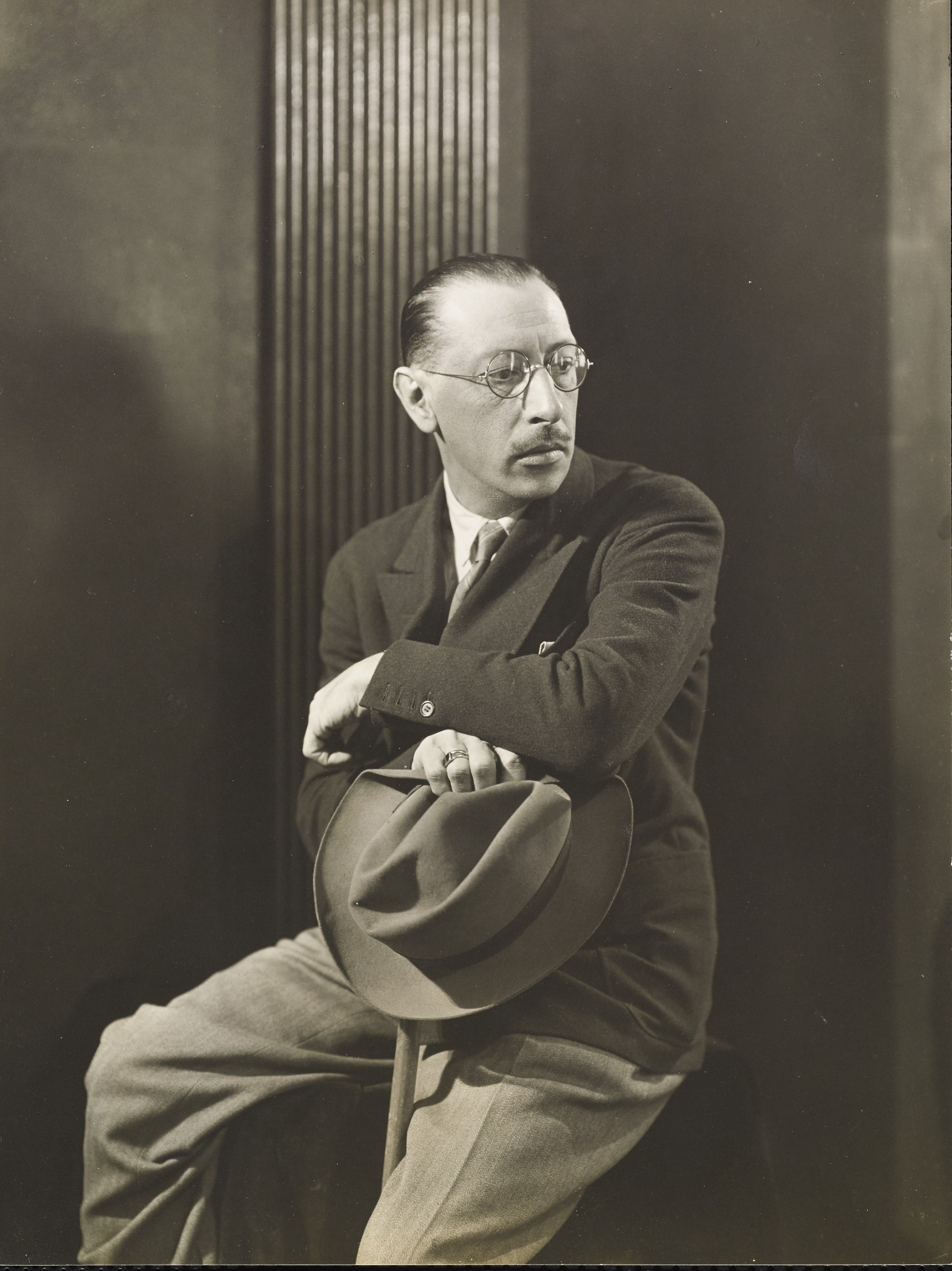 George Hoyningen-Huene, Igor Stravinsky seduto con il cappello in mano, 1927, Vanity Fair © Condé Nast