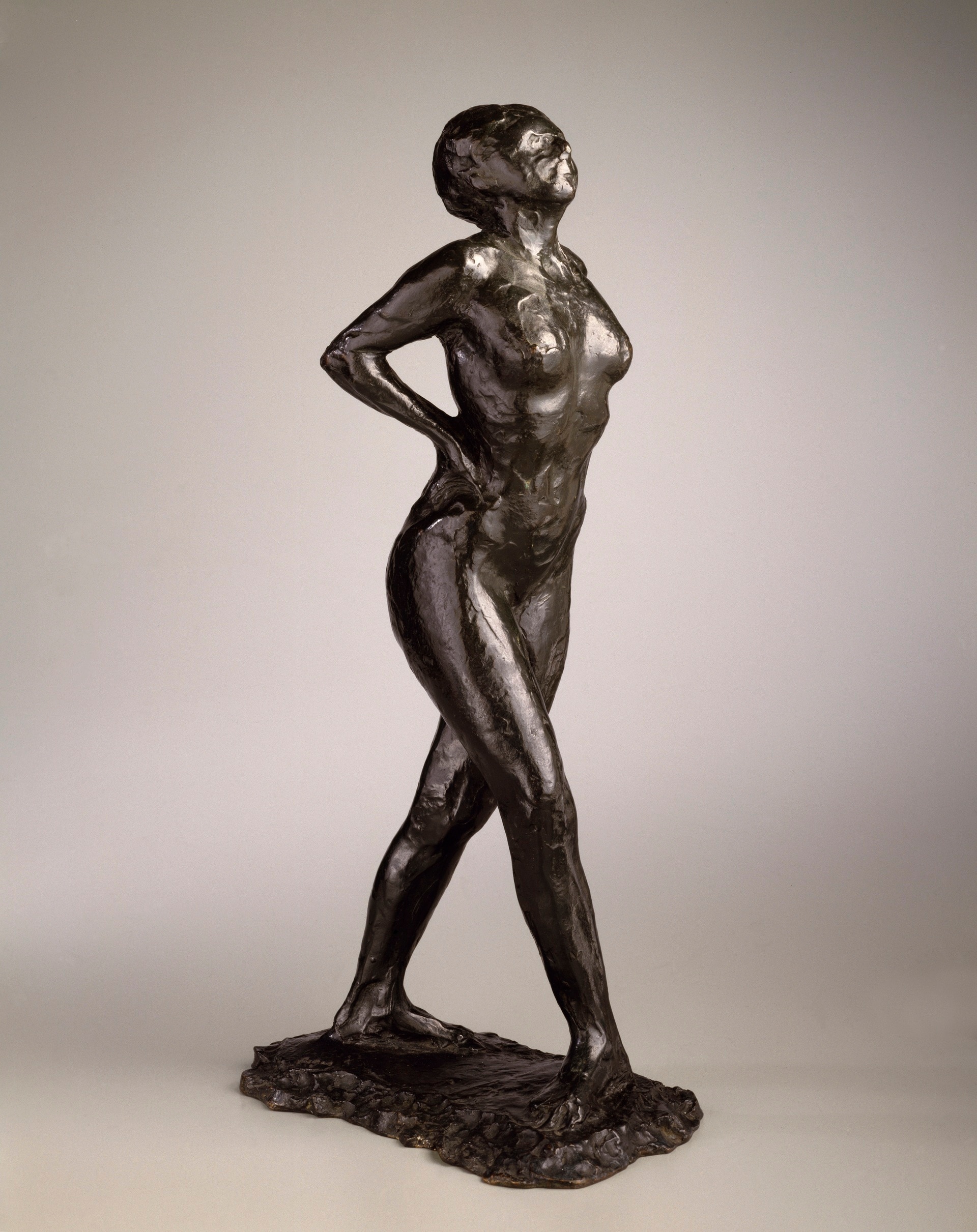 Edgar Degas (1834–1917), Ballerina a riposo, mani dietro la schiena, gamba destra in avanti, modello 1882–95; fusione 1919–32. Bronzo, 45,4 × 15,2 × 24,1 cm Brooklyn Museum, dono di Mr e Mrs Richard Rodgers 