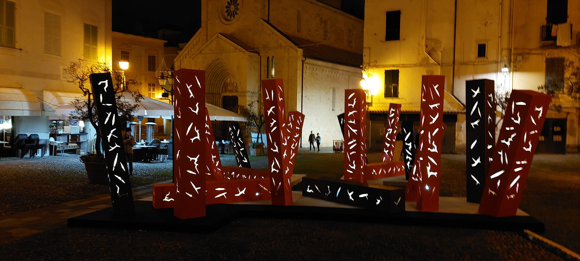 L'installazione "Zitti e buoni" (Måneskin 2021), di Adduci, Brambilla, Brasca (allievi del Politecnico di Milano / Scuola del Design) in piazza San Siro, presenta una grande area in cui parallelepipedi incastonati al suolo e illuminati a intermittenza suggeriscono l’immagine di una decisa rottura degli schemi. 