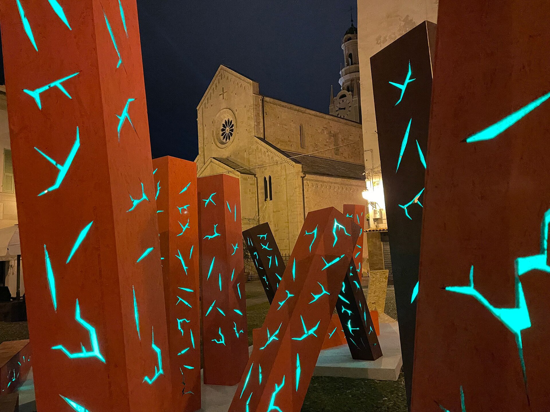 L'installazione "Zitti e buoni" (Måneskin 2021), di Adduci, Brambilla, Brasca (allievi del Politecnico di Milano / Scuola del Design) in piazza San Siro, presenta una grande area in cui parallelepipedi incastonati al suolo e illuminati a intermittenza suggeriscono l’immagine di una decisa rottura degli schemi. 