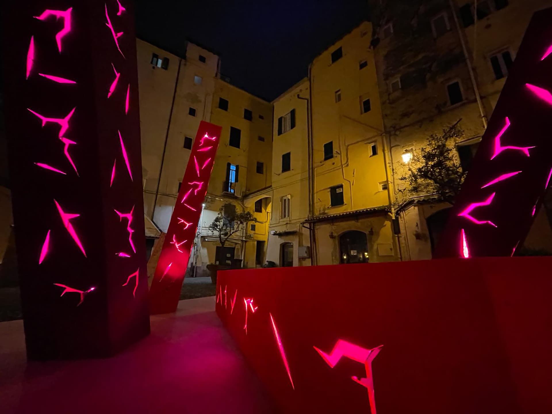 L'installazione "Zitti e buoni" (Måneskin 2021), di Adduci, Brambilla, Brasca (allievi del Politecnico di Milano / Scuola del Design) in piazza San Siro, presenta una grande area in cui parallelepipedi incastonati al suolo e illuminati a intermittenza suggeriscono l’immagine di una decisa rottura degli schemi. 