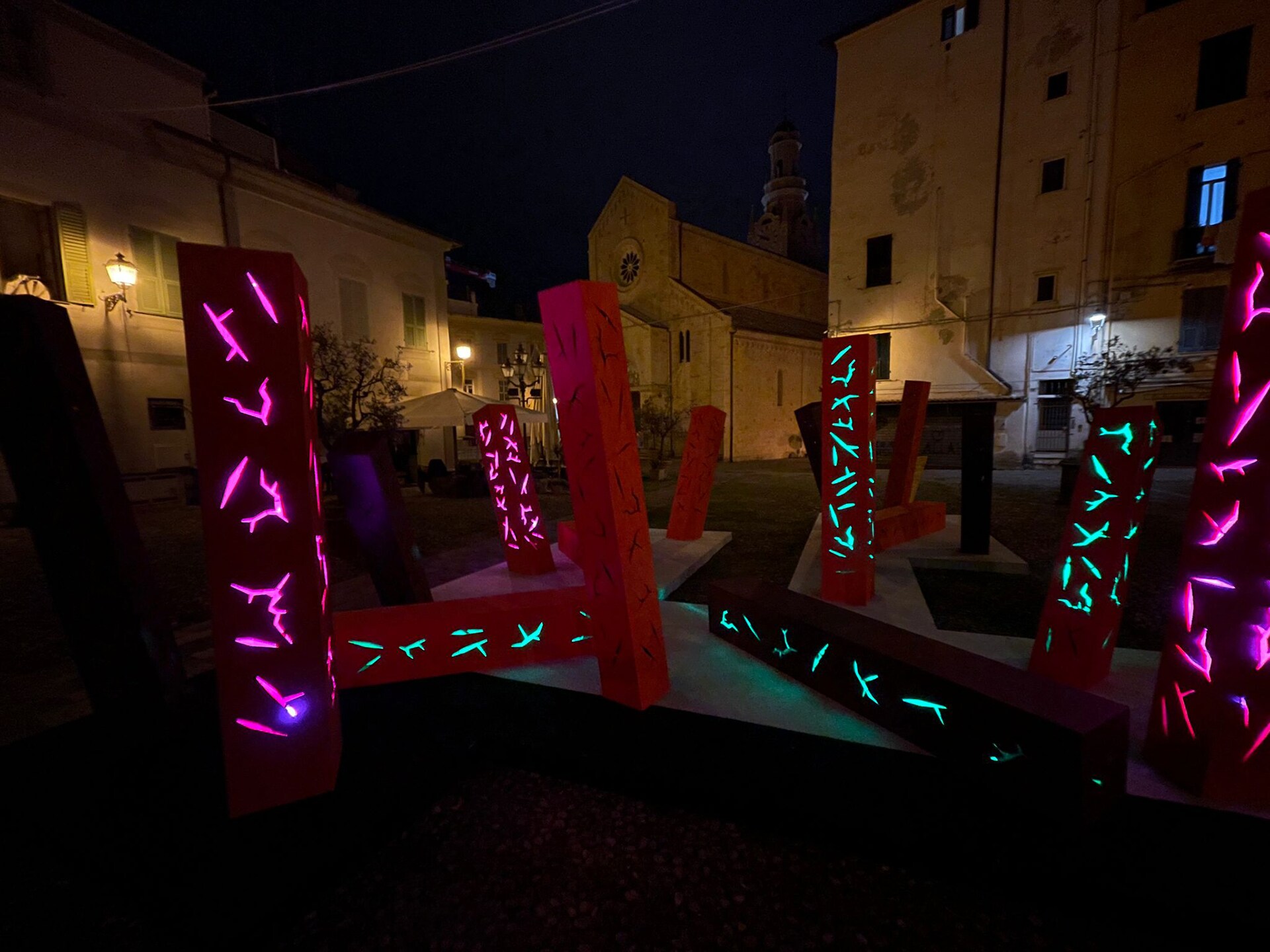 L'installazione "Zitti e buoni" (Måneskin 2021), di Adduci, Brambilla, Brasca (allievi del Politecnico di Milano / Scuola del Design) in piazza San Siro, presenta una grande area in cui parallelepipedi incastonati al suolo e illuminati a intermittenza suggeriscono l’immagine di una decisa rottura degli schemi. 