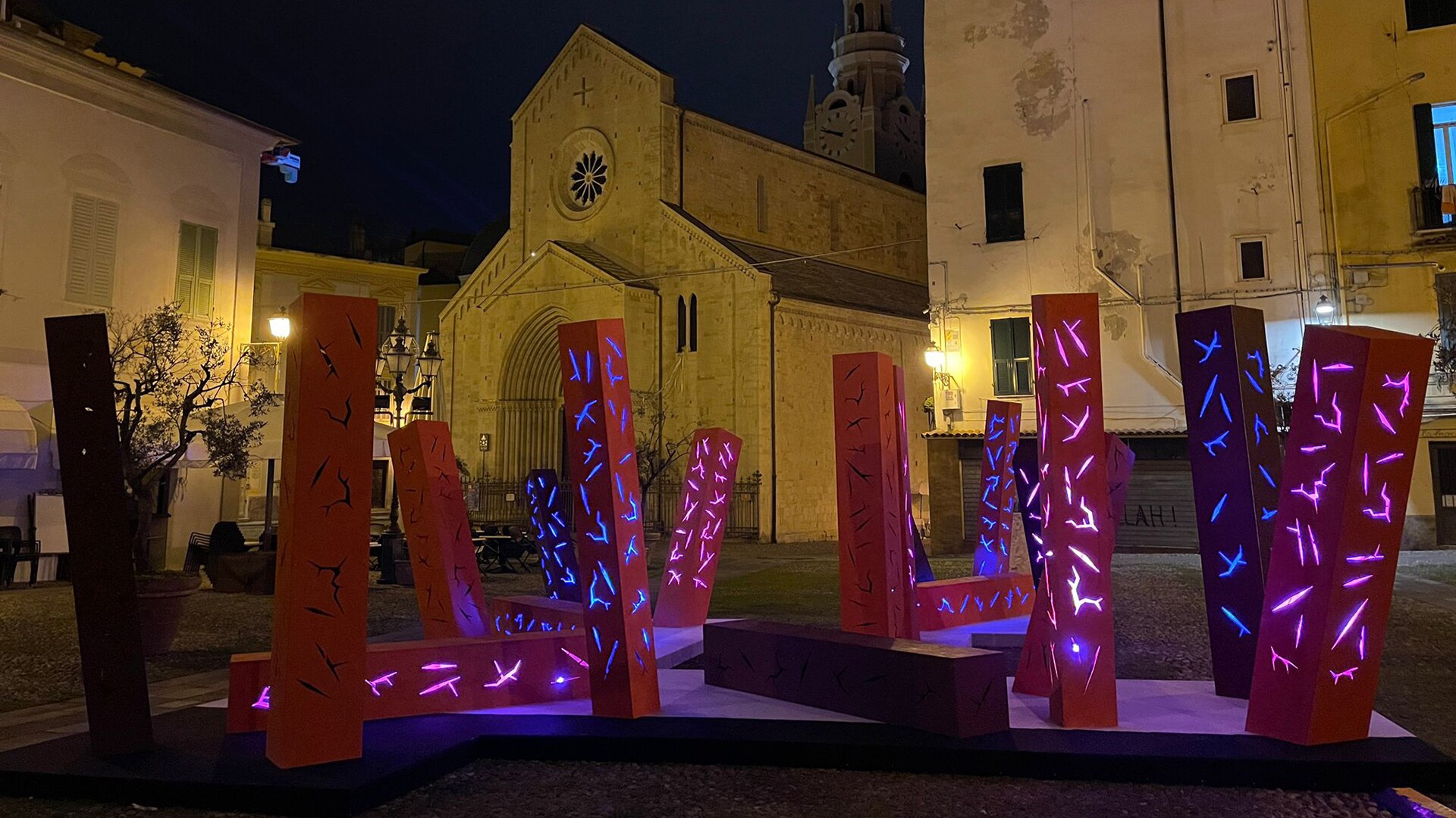 L'installazione "Zitti e buoni" (Måneskin 2021), di Adduci, Brambilla, Brasca (allievi del Politecnico di Milano / Scuola del Design) in piazza San Siro, presenta una grande area in cui parallelepipedi incastonati al suolo e illuminati a intermittenza suggeriscono l’immagine di una decisa rottura degli schemi. 