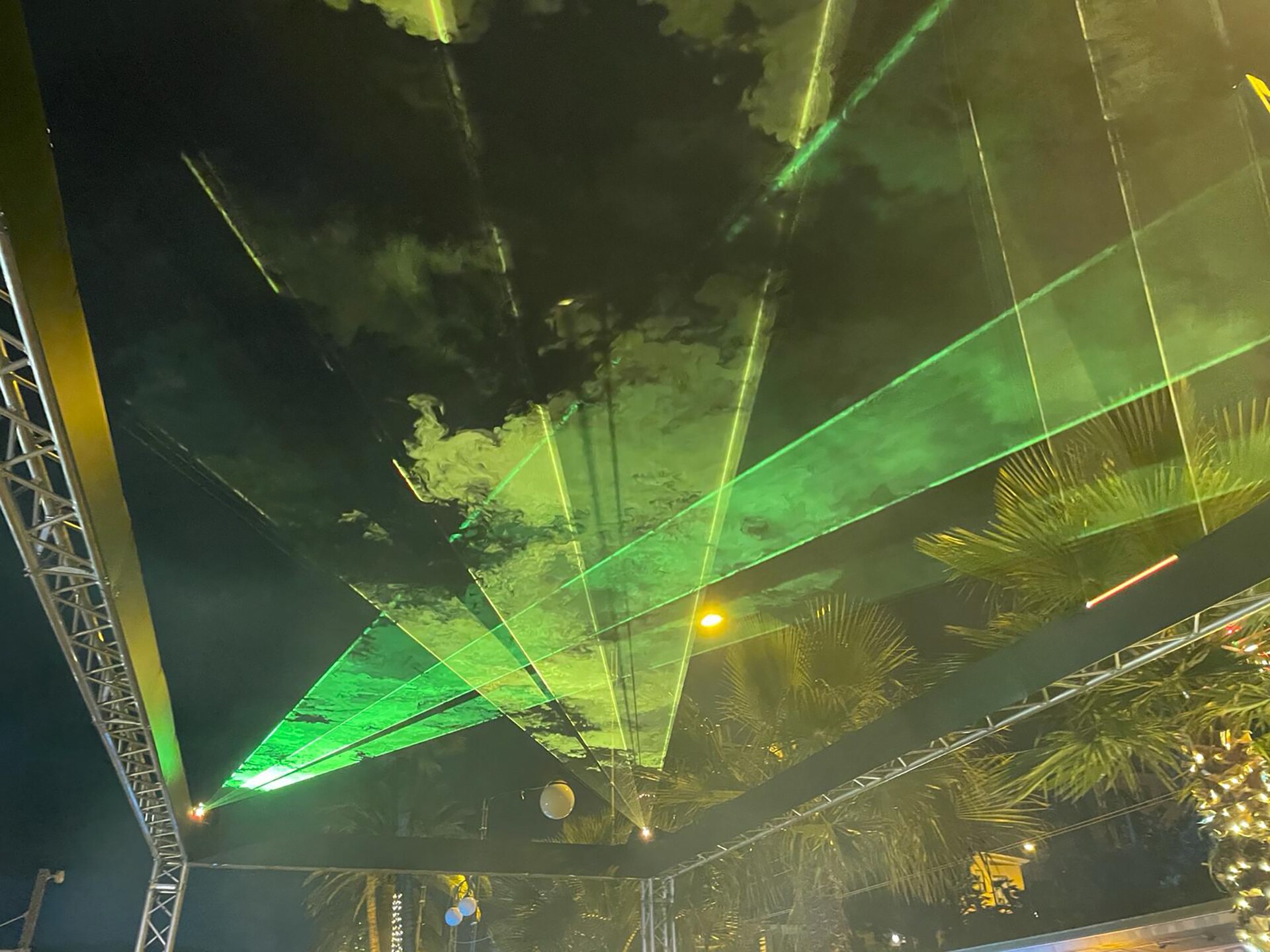 L'installazione "Il viaggio" (Mango 1986) di Adduci, Brambilla e Brasca, suggerisce i colori dell’aurora boreale, grazie a dei raggi laser