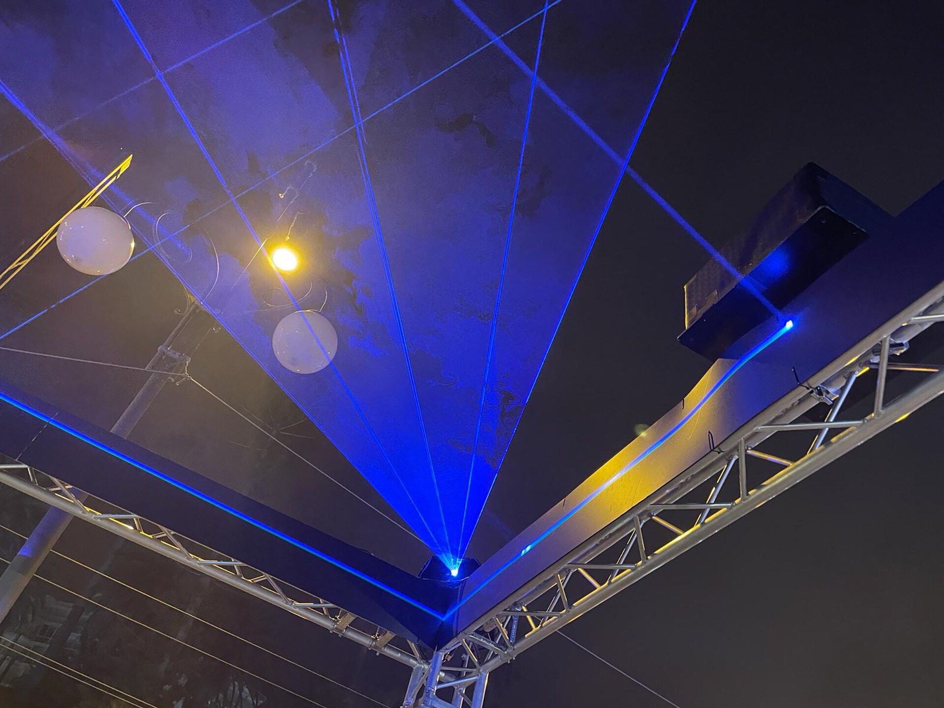 L'installazione "Il viaggio" (Mango 1986) di Adduci, Brambilla e Brasca, suggerisce i colori dell’aurora boreale, grazie a dei raggi laser