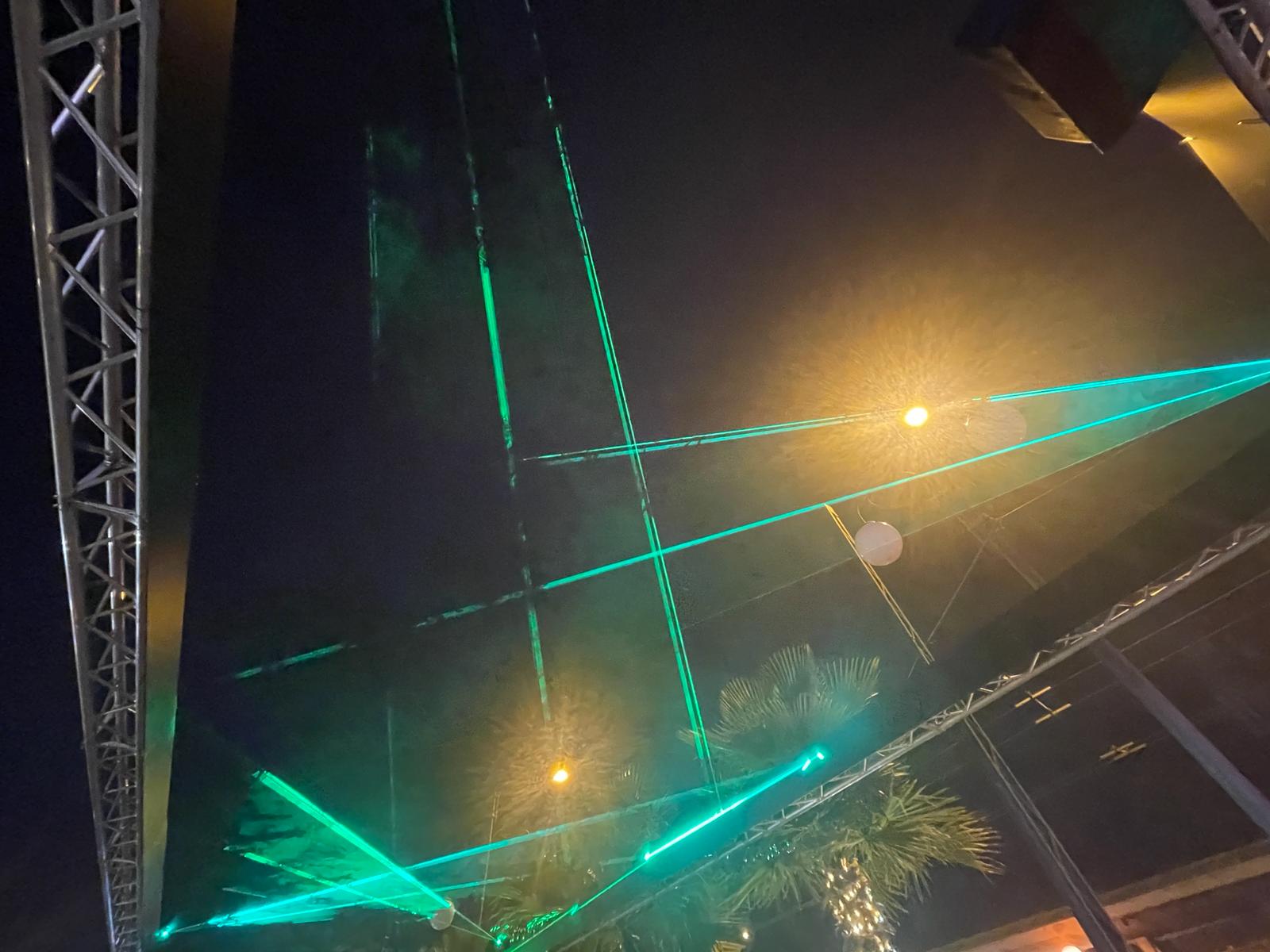 L'installazione "Il viaggio" (Mango 1986) di Adduci, Brambilla e Brasca, suggerisce i colori dell’aurora boreale, grazie a dei raggi laser